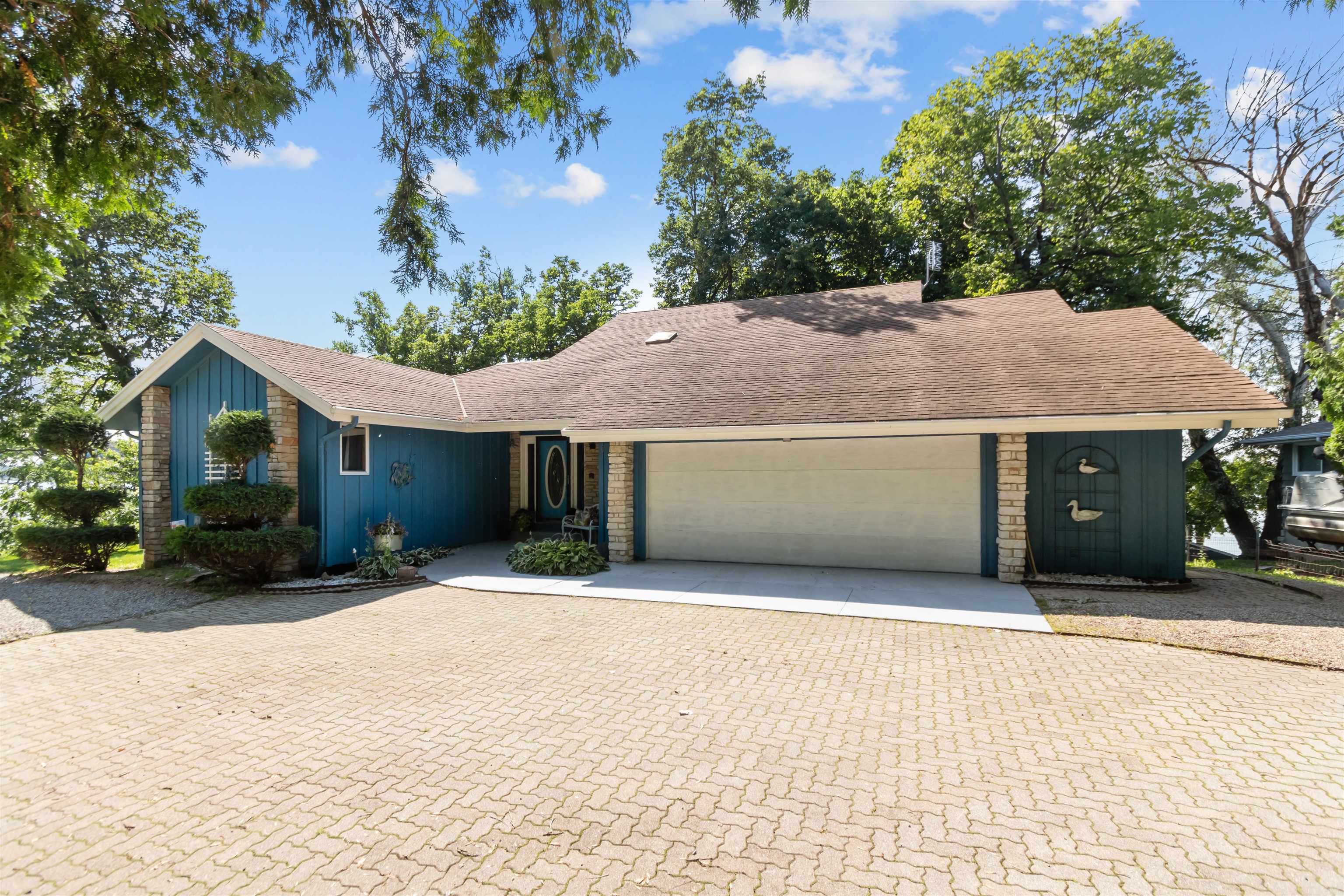 1096 LAKESHORE Drive