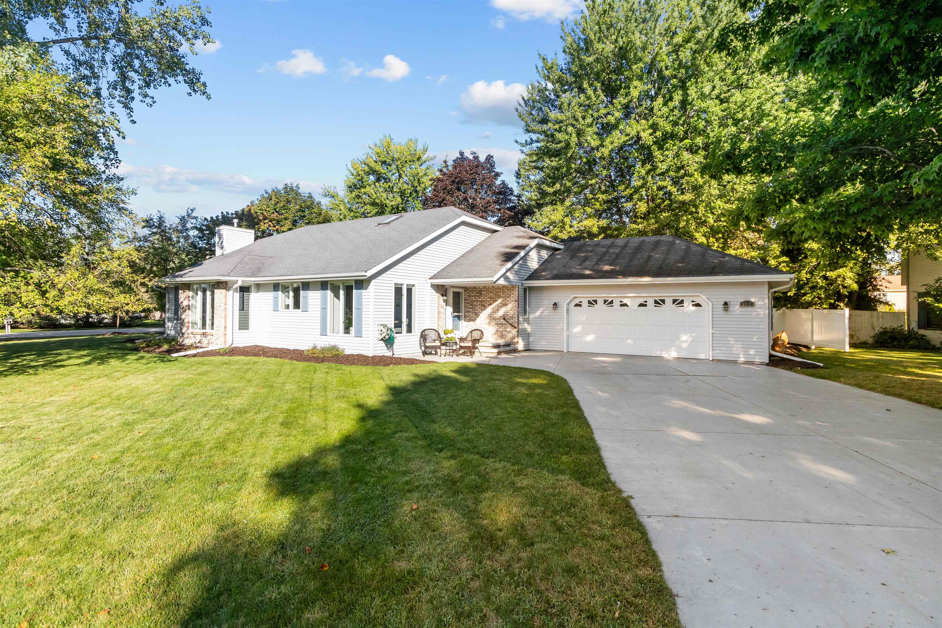 2212 SUNRISE Drive
