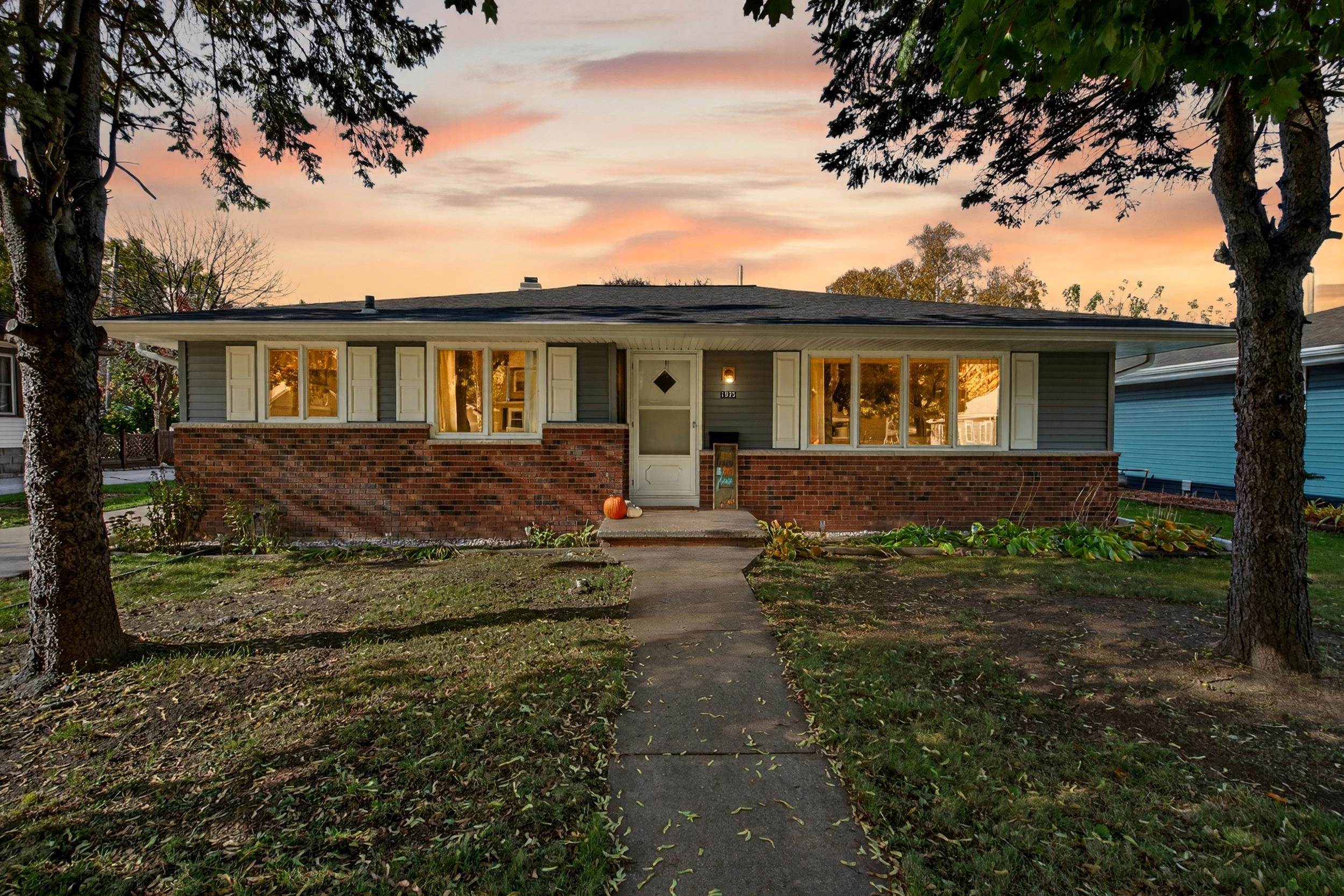 1925 N SUPERIOR Street