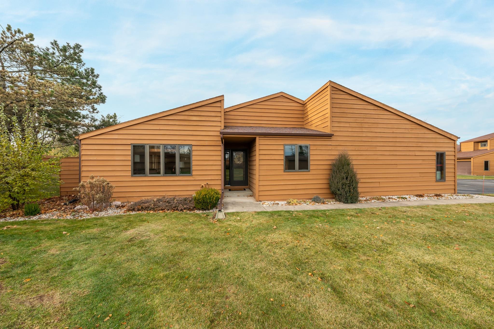 909 E WINDFIELD Place Unit: B