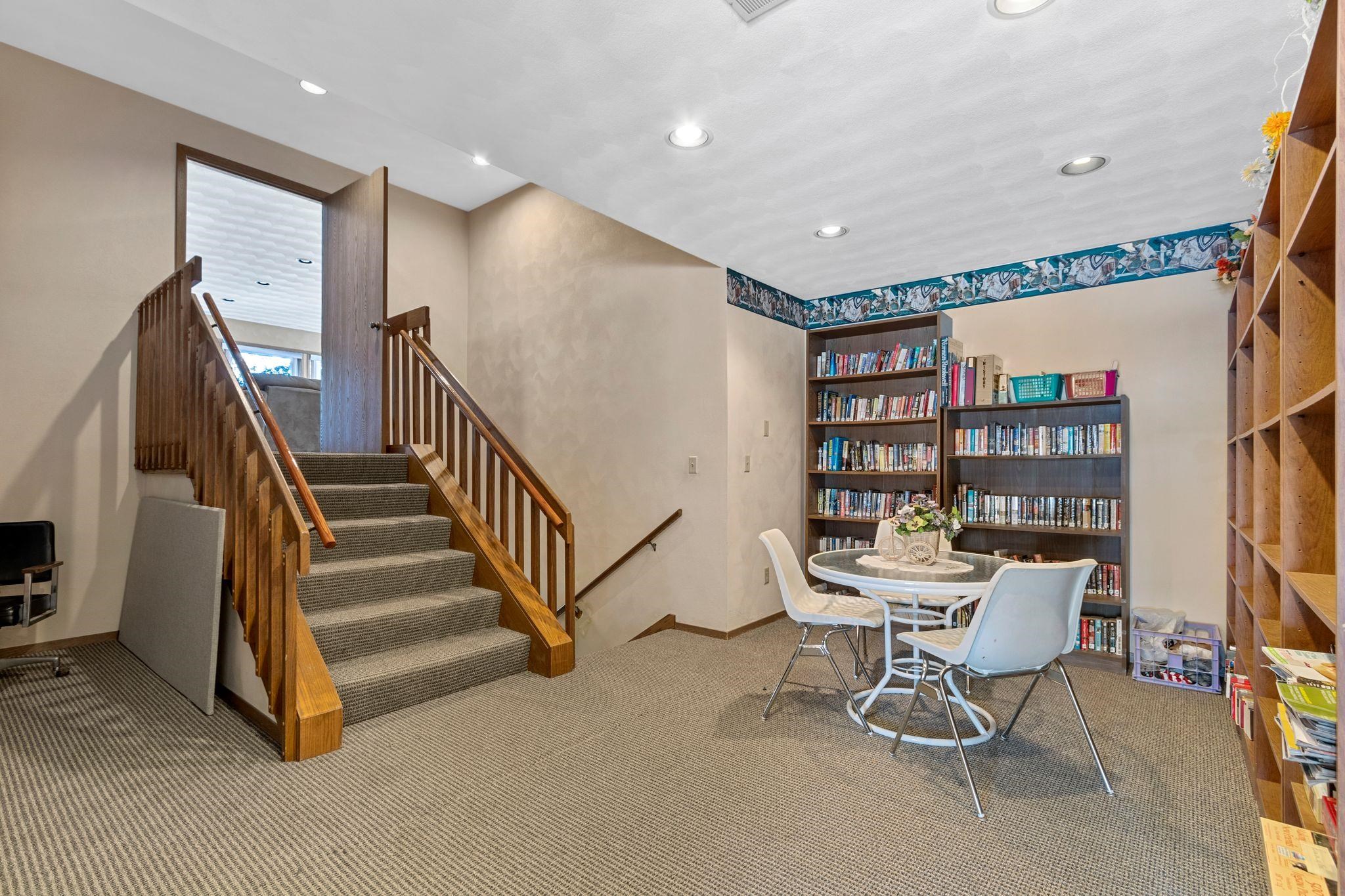 921 BABCOCK Street Unit: 11
