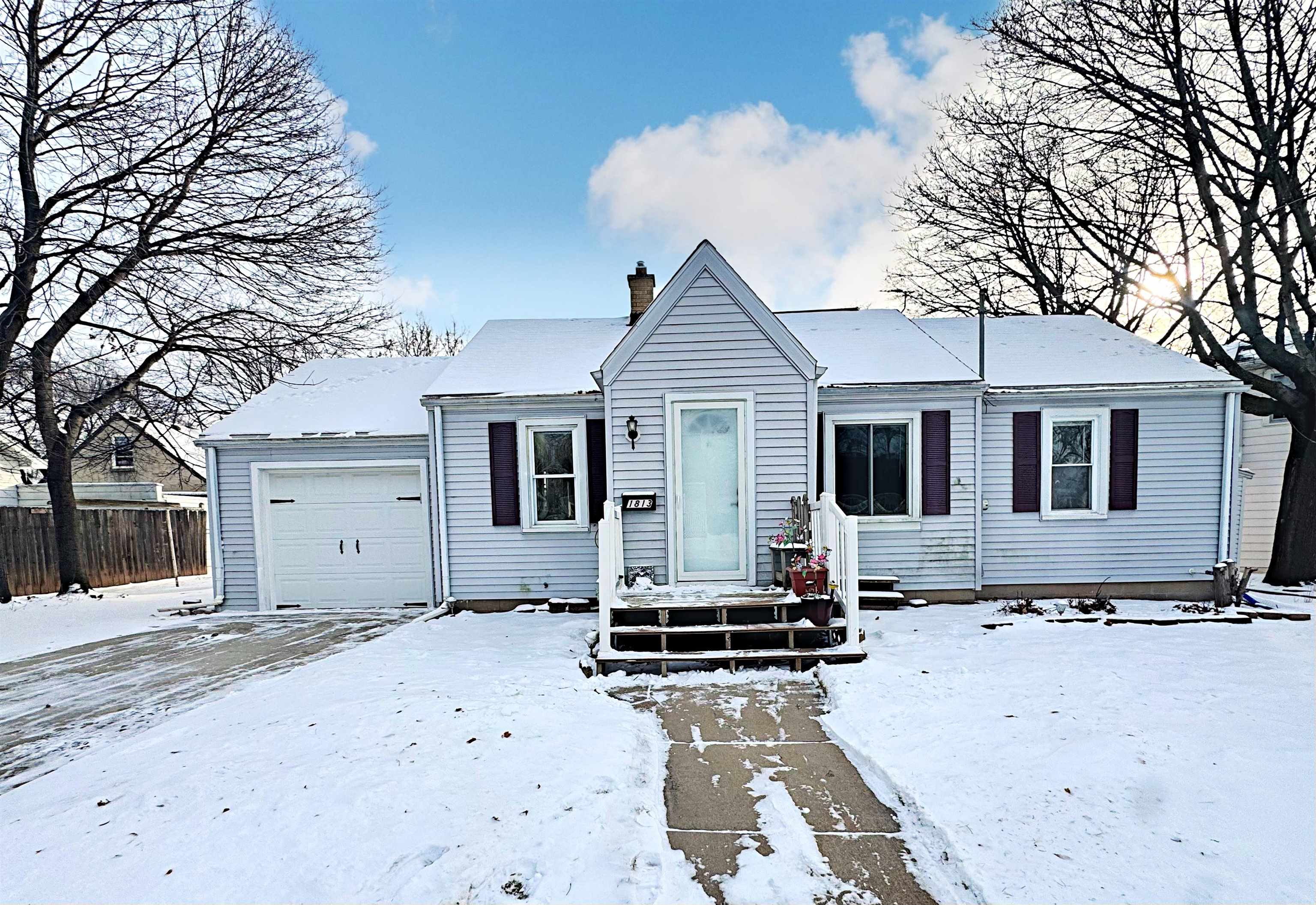 1813 W SUMMER Street