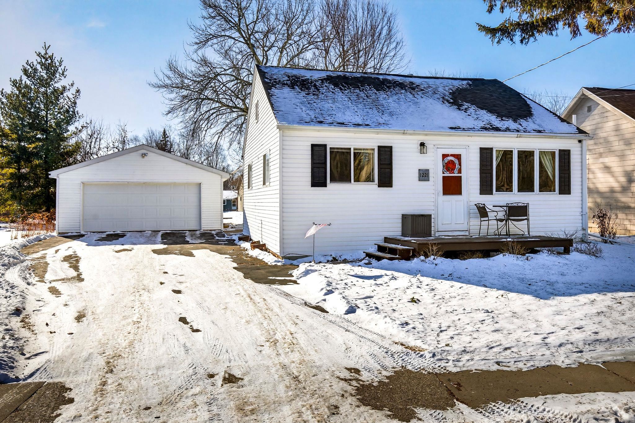1221 HILLCREST Drive
