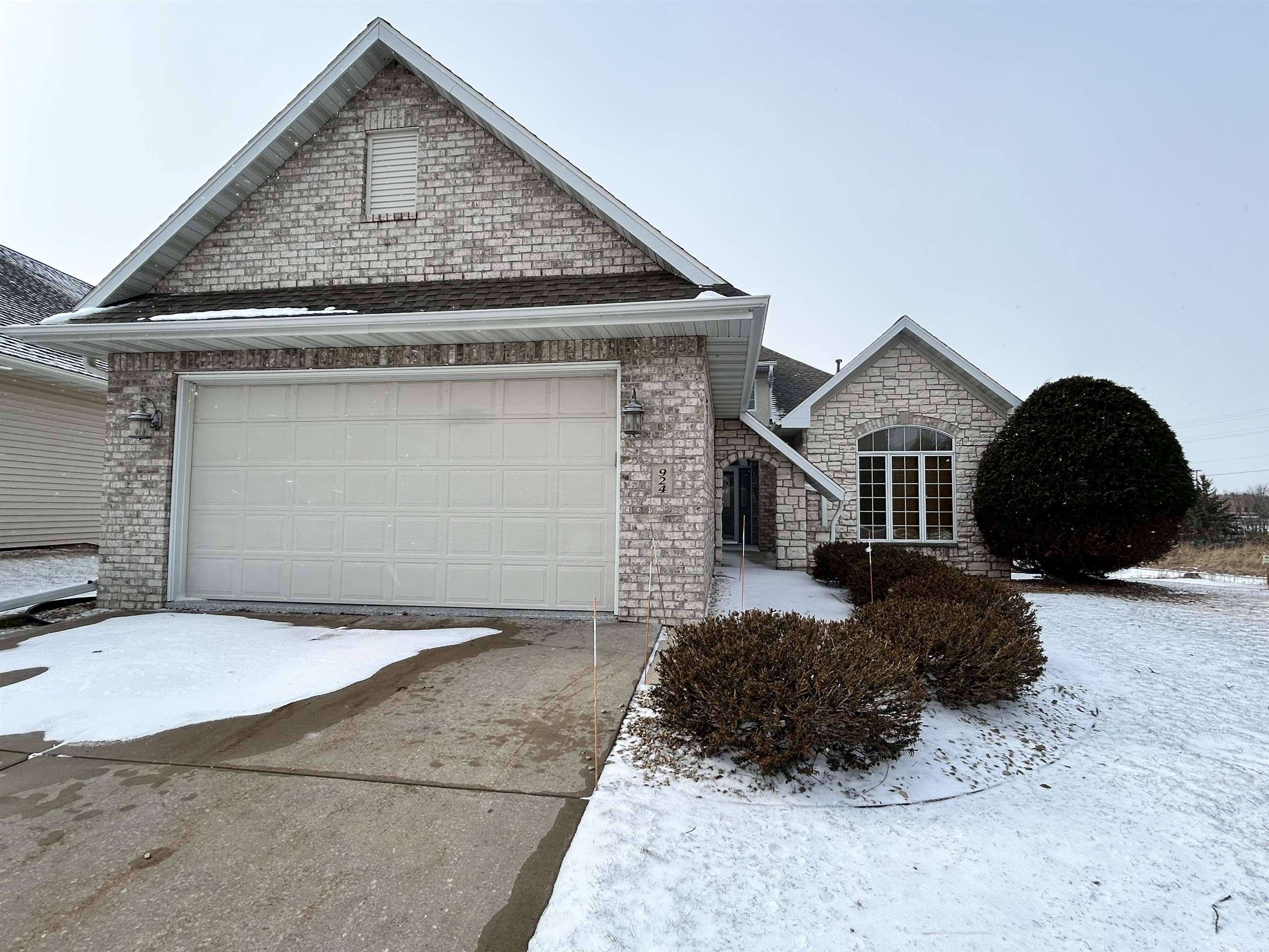 924 E PONDVIEW Court