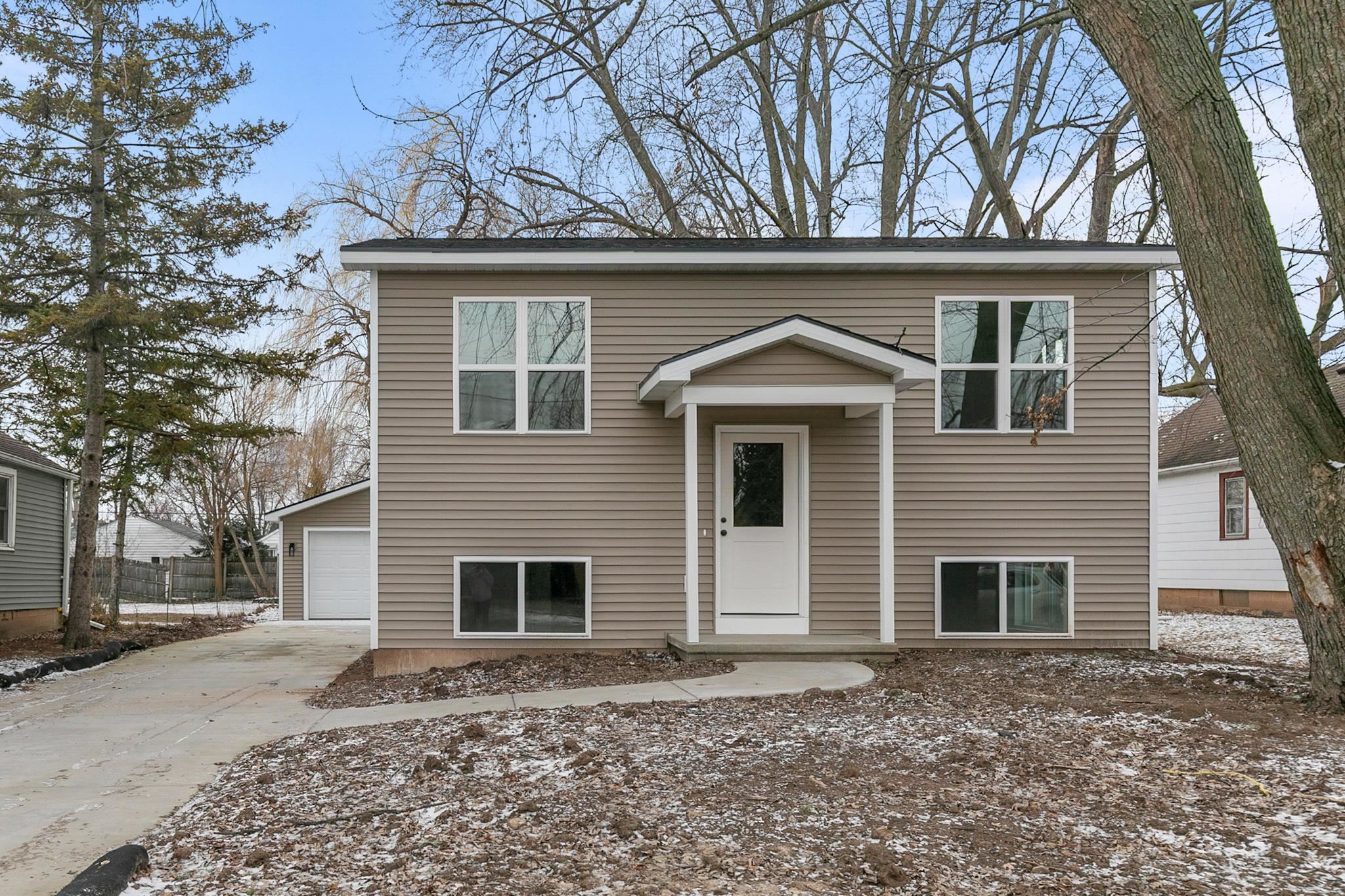 305 W SMITH Avenue