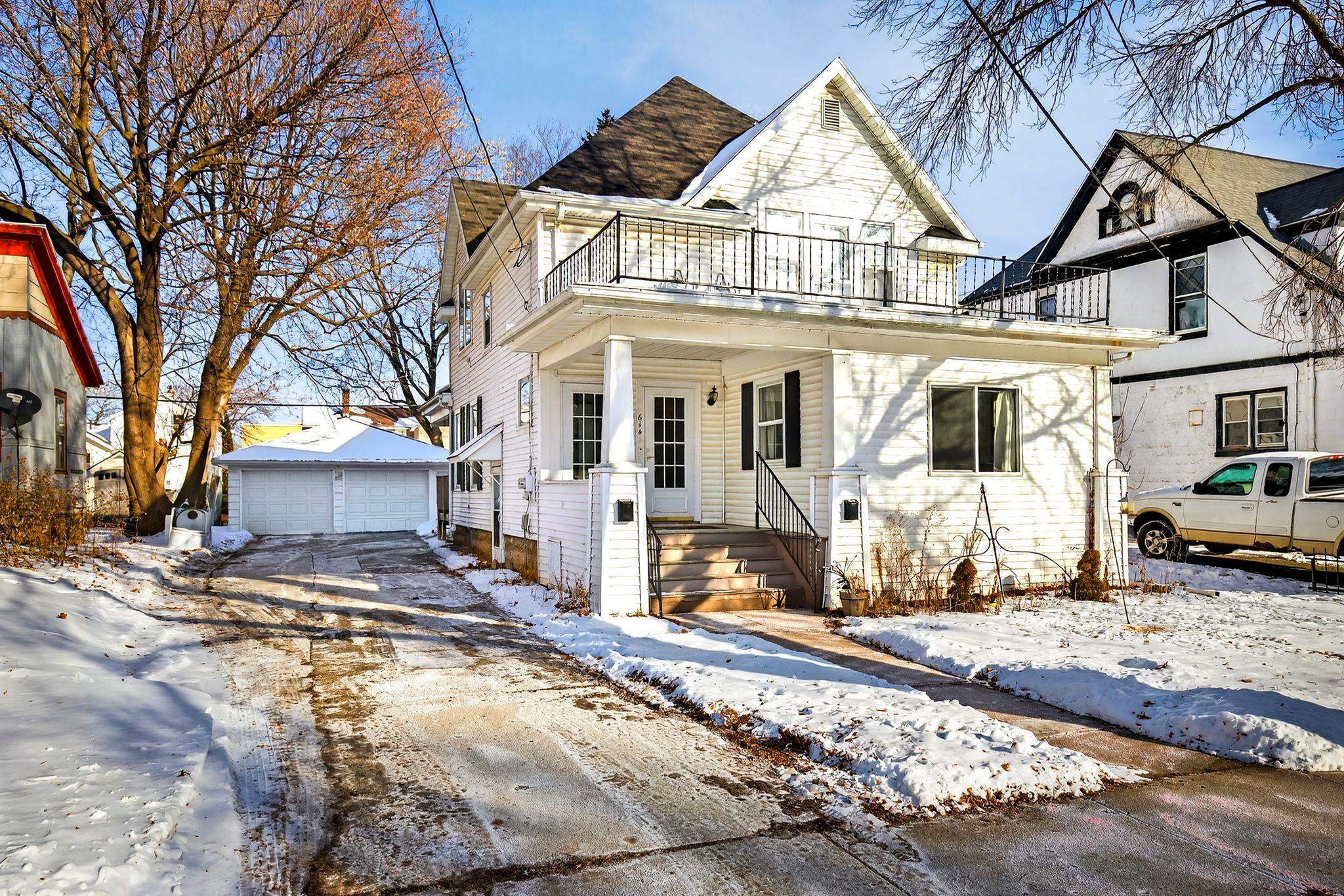 614 W 6TH Street