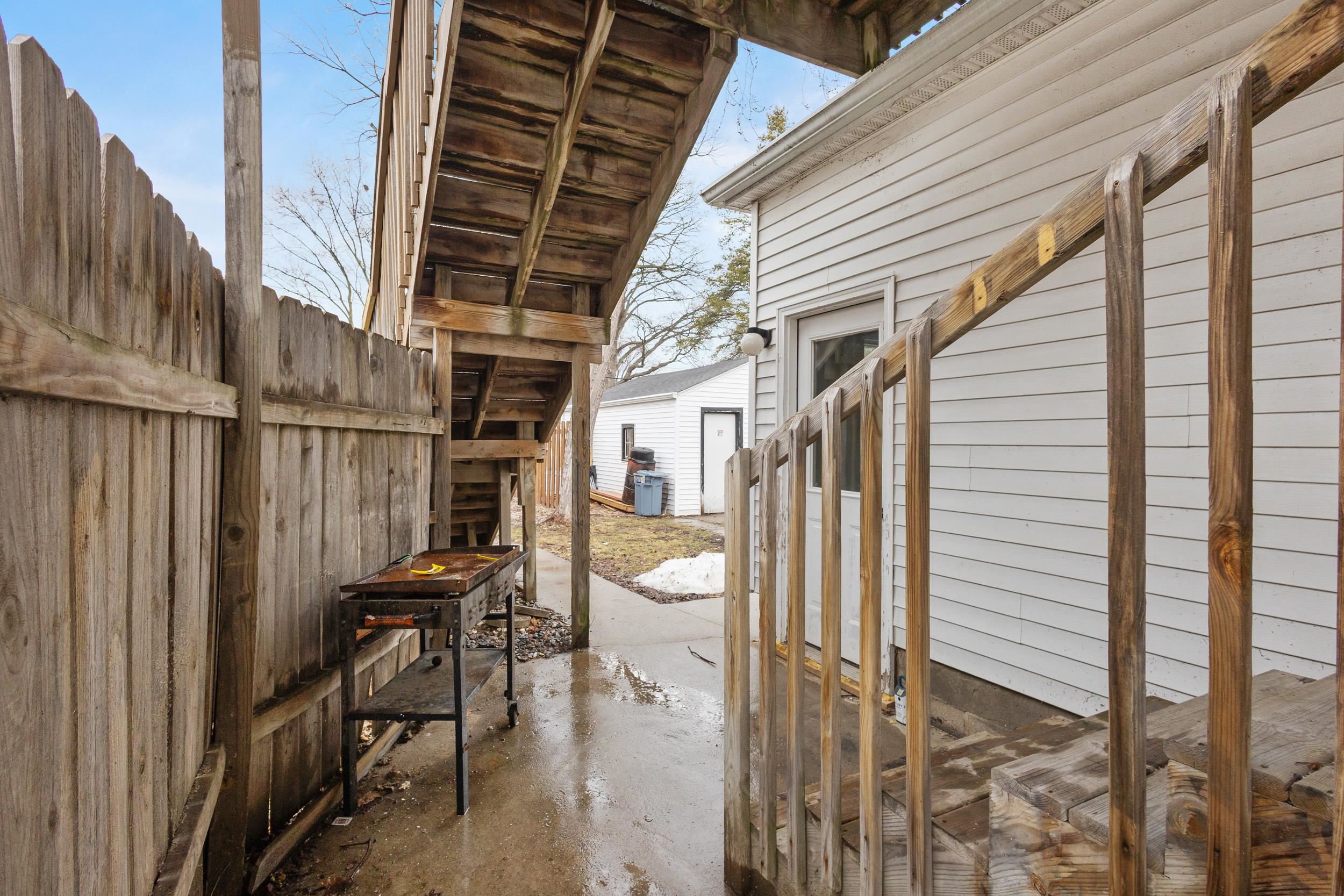 621 N HURON Street