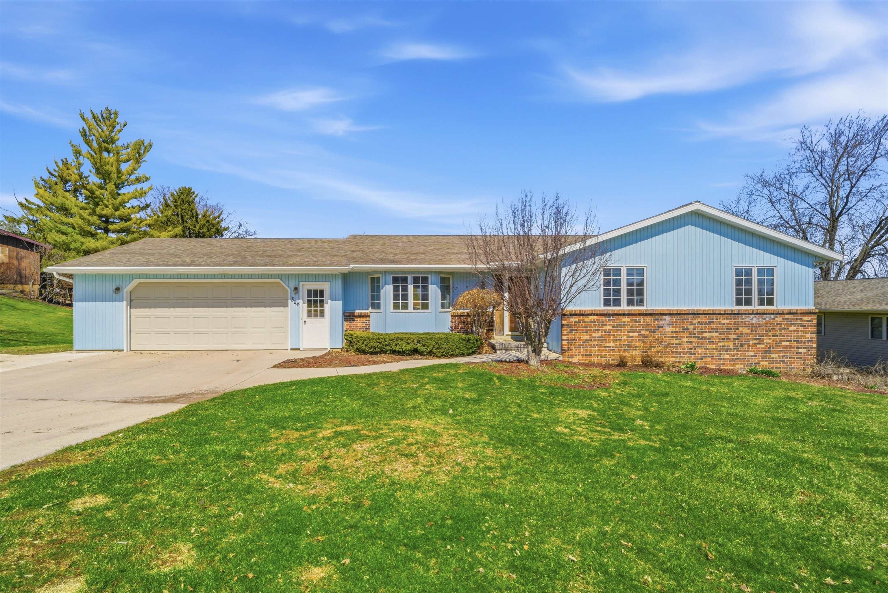 324 W GRAND Street