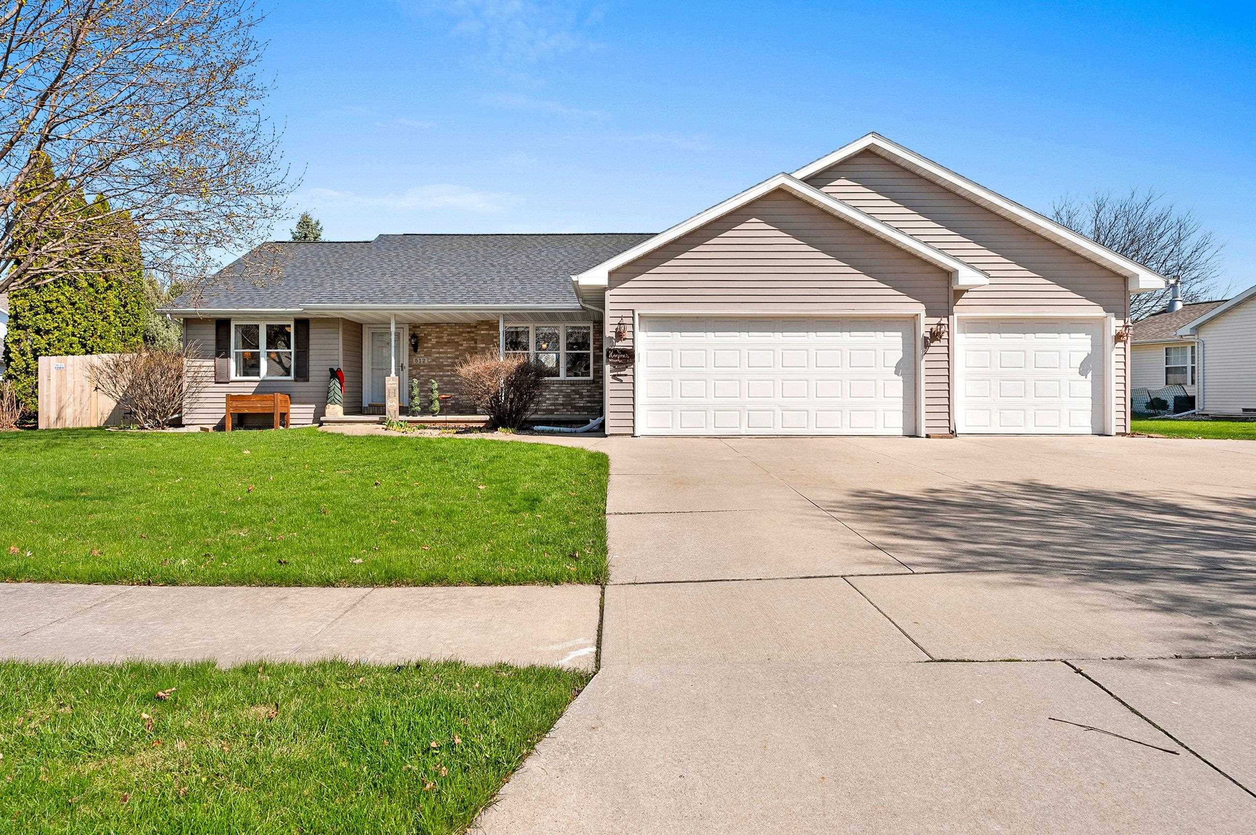 512 APPLEWOOD Drive