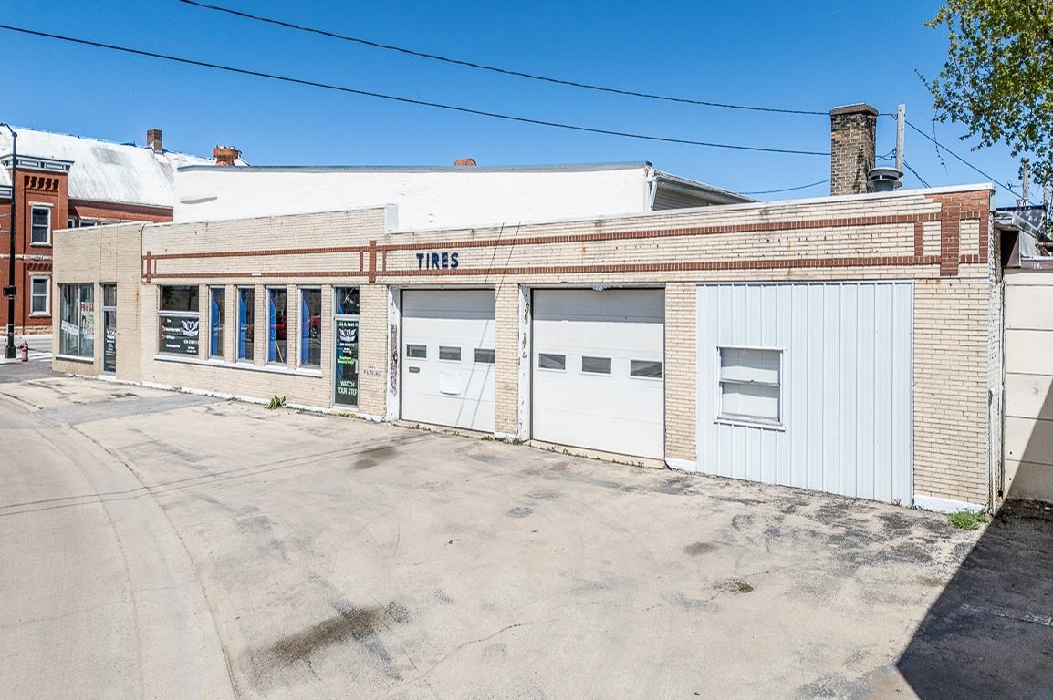 200 N PEARL Street