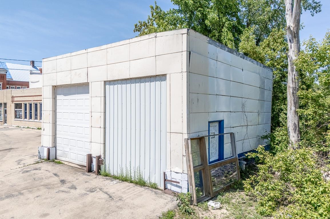 200 N PEARL Street