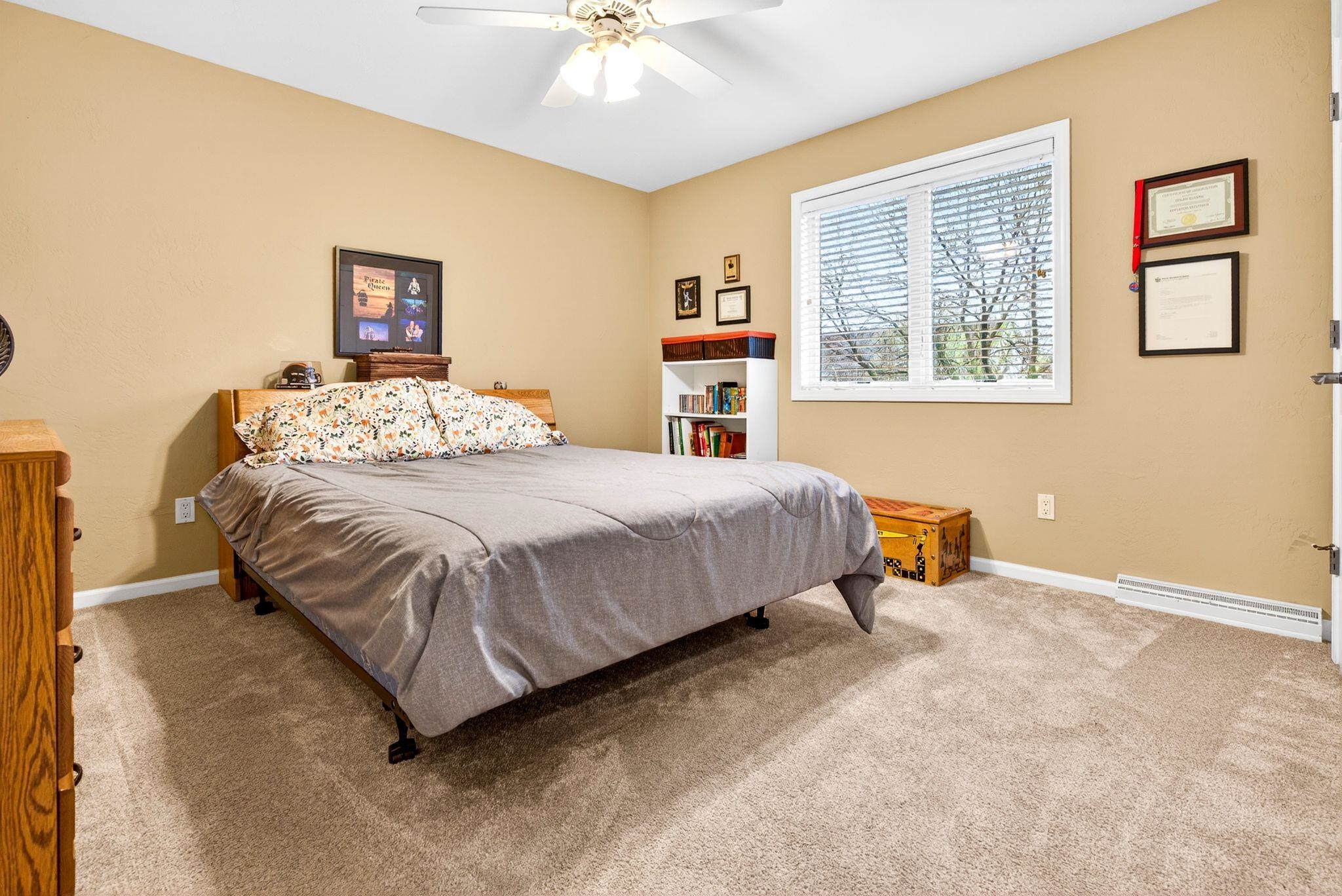 325 E STRATFORD Lane