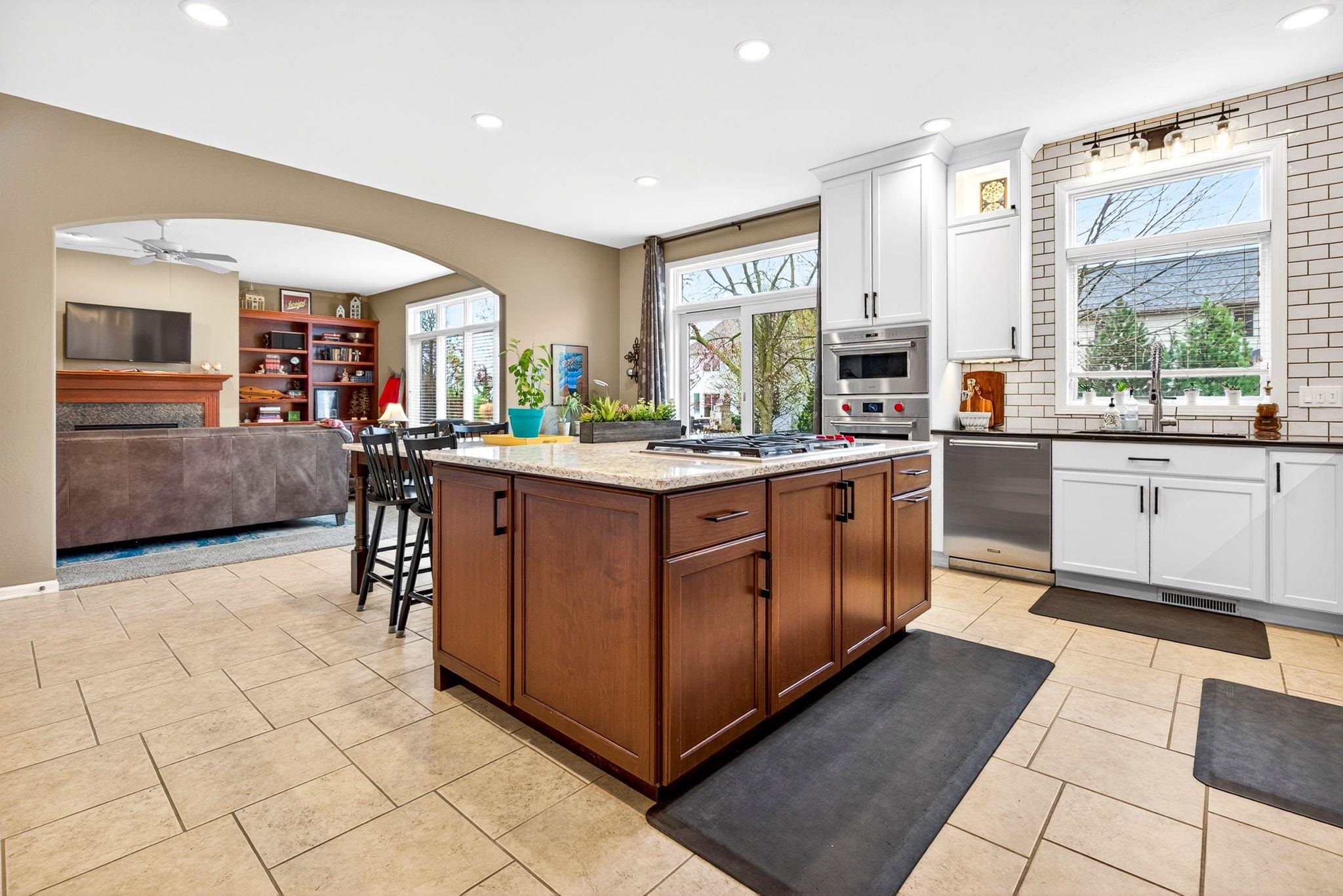 325 E STRATFORD Lane