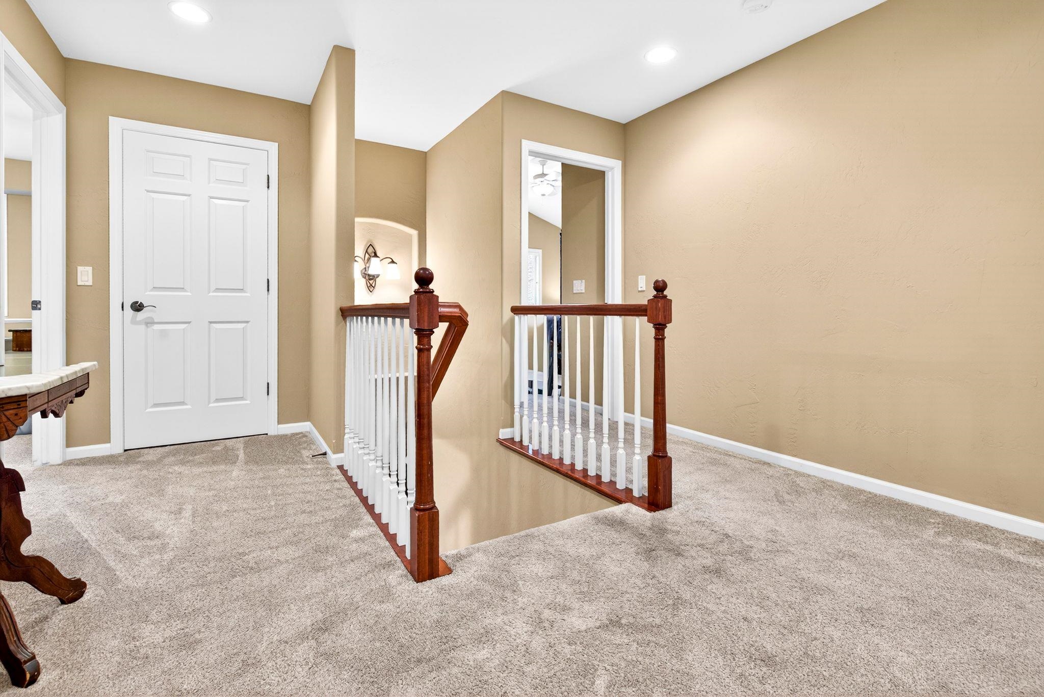 325 E STRATFORD Lane