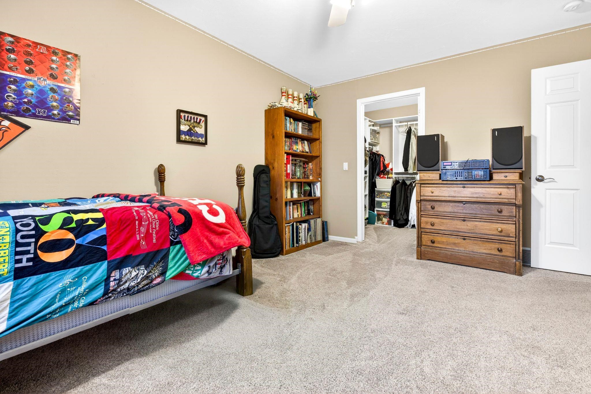 325 E STRATFORD Lane