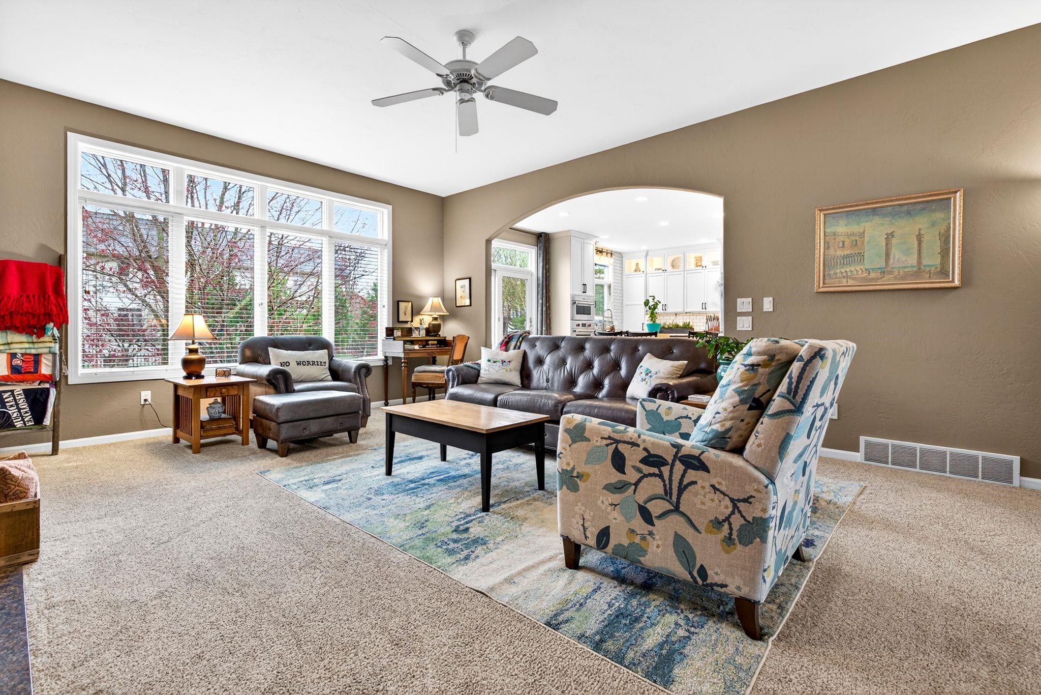 325 E STRATFORD Lane