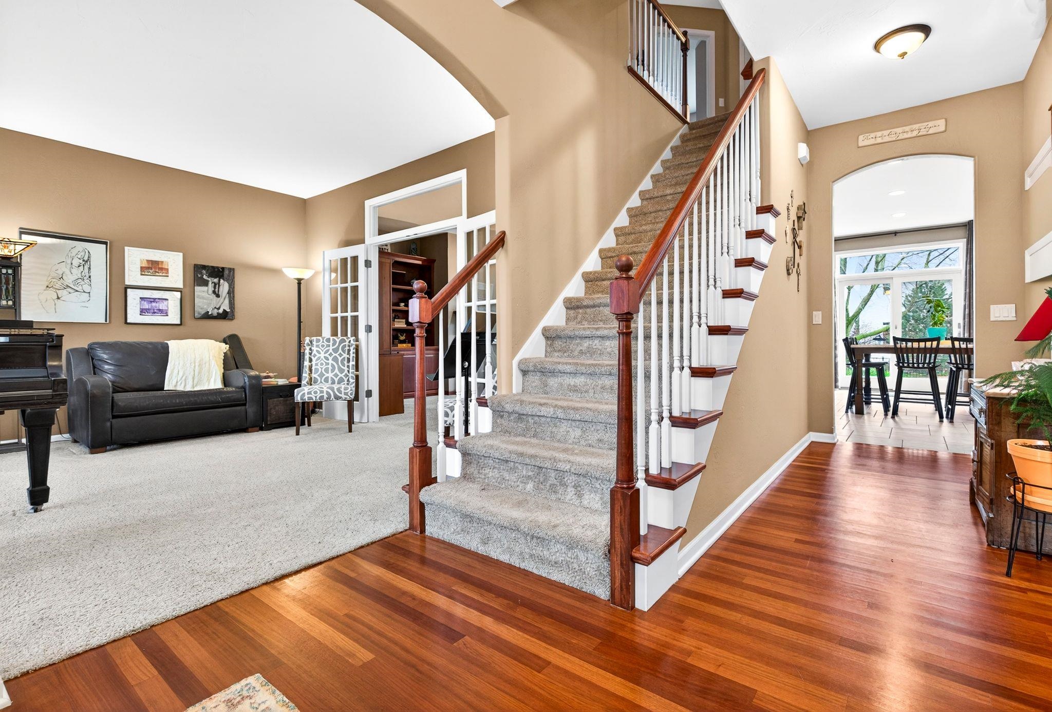 325 E STRATFORD Lane