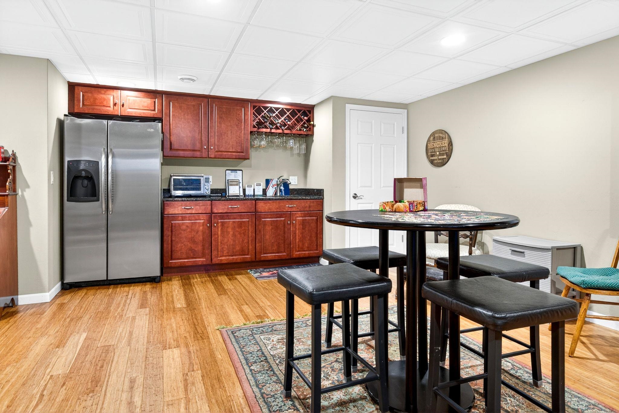 325 E STRATFORD Lane