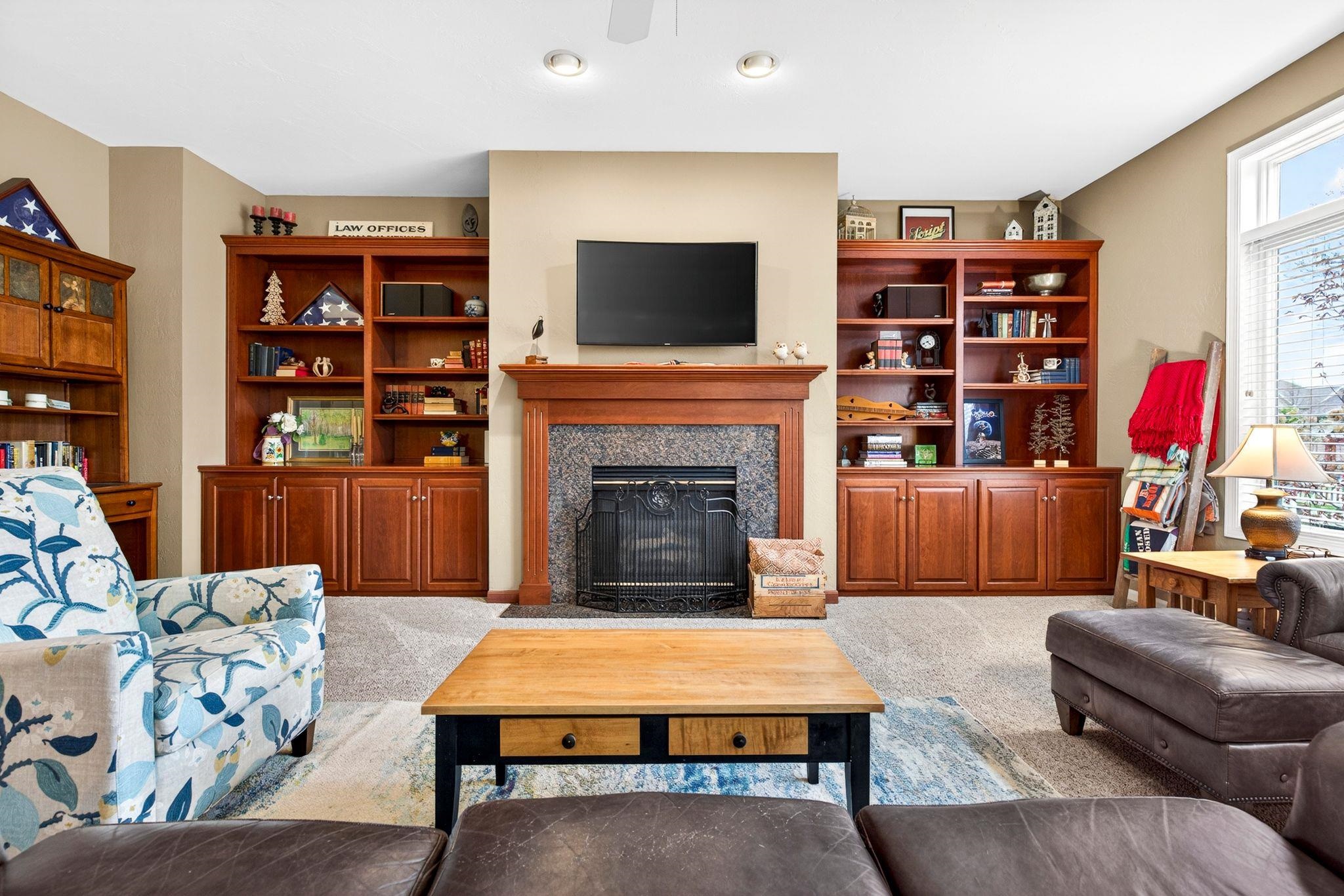 325 E STRATFORD Lane