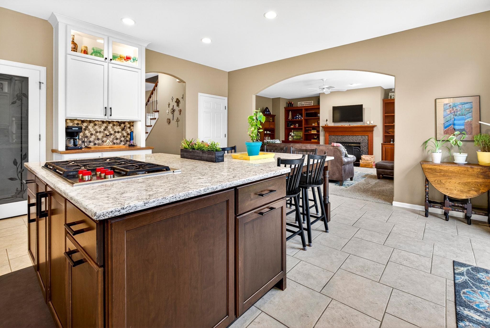 325 E STRATFORD Lane