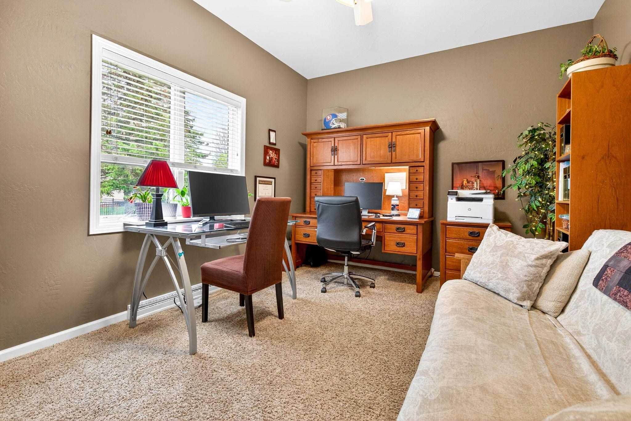 325 E STRATFORD Lane