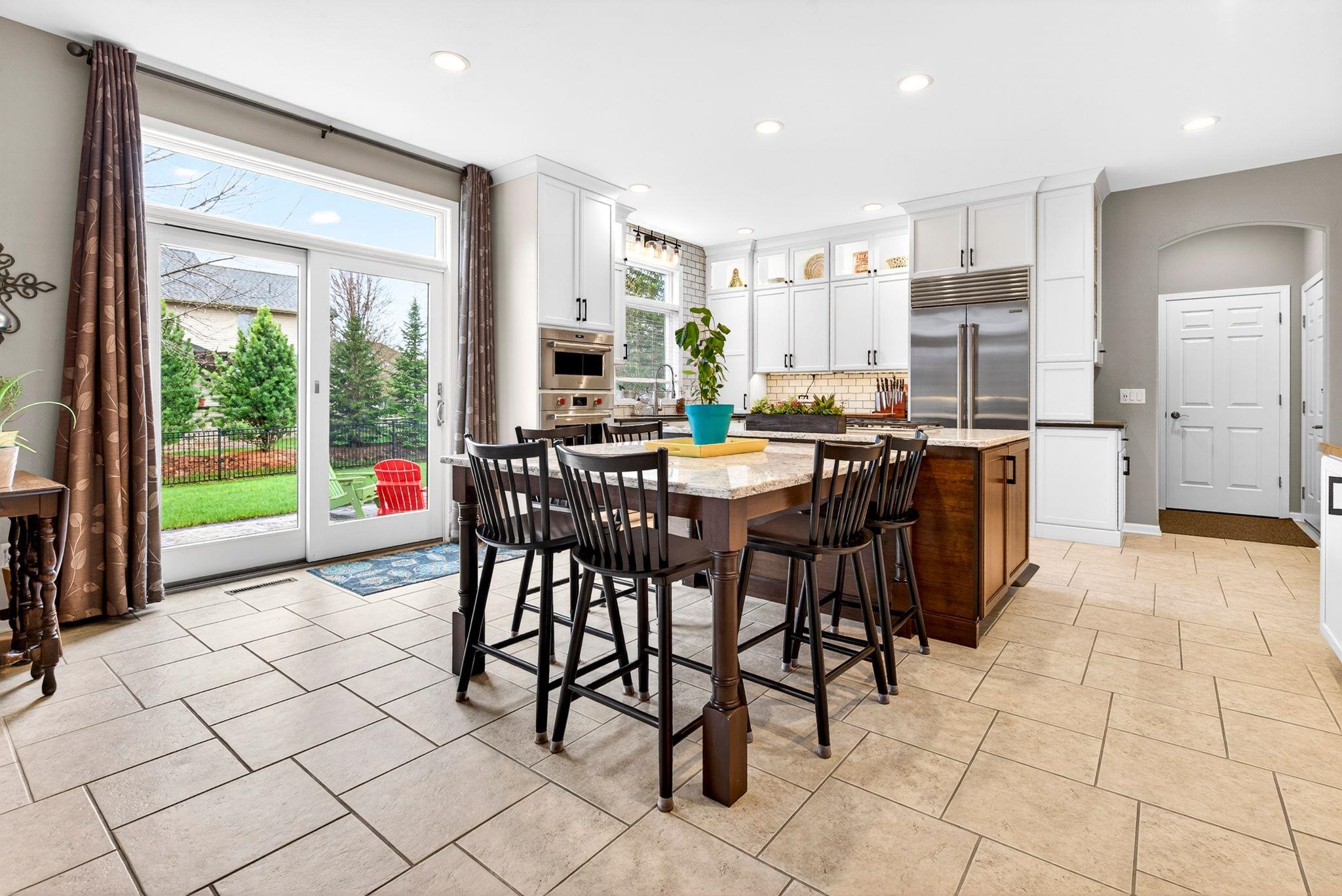 325 E STRATFORD Lane
