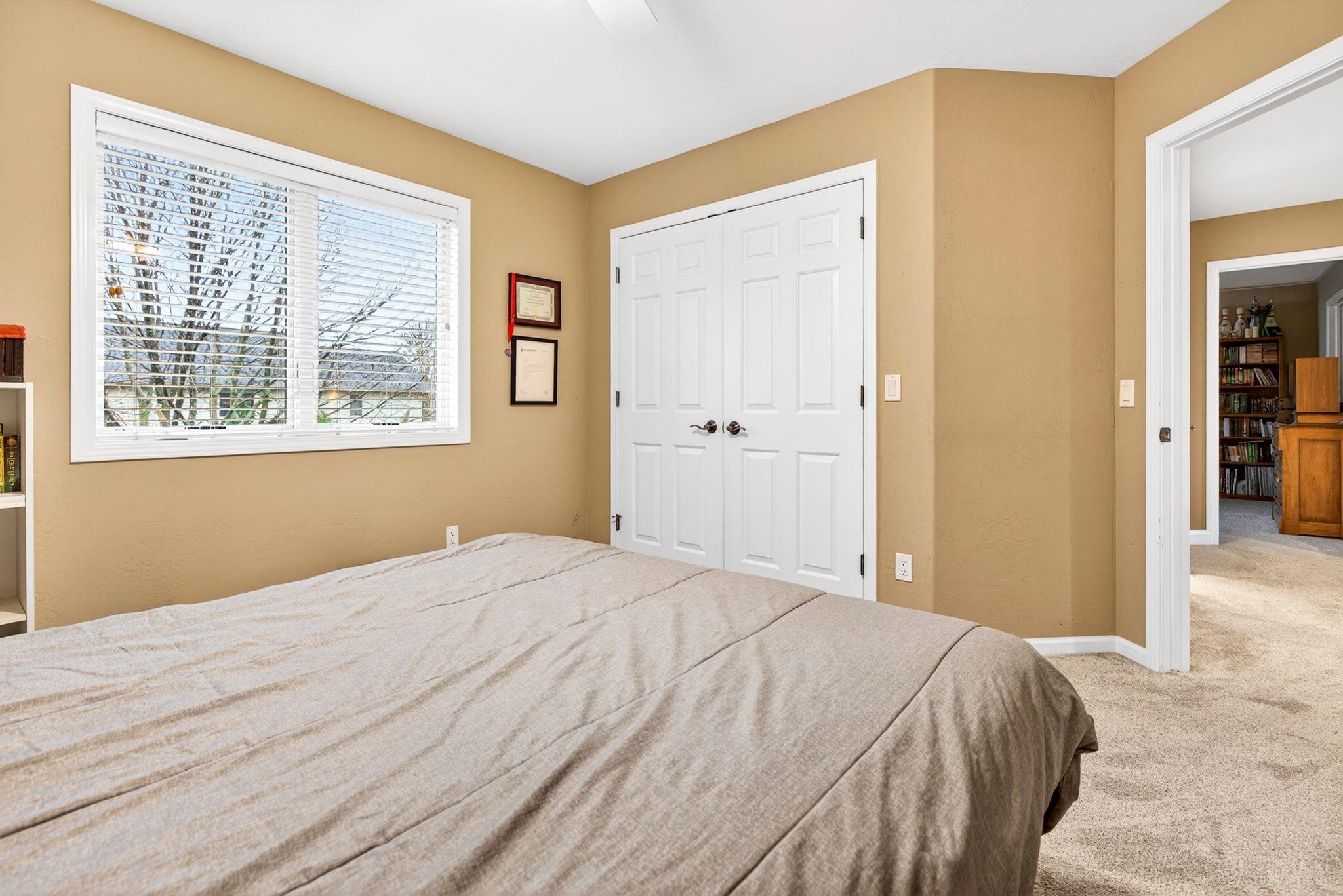 325 E STRATFORD Lane