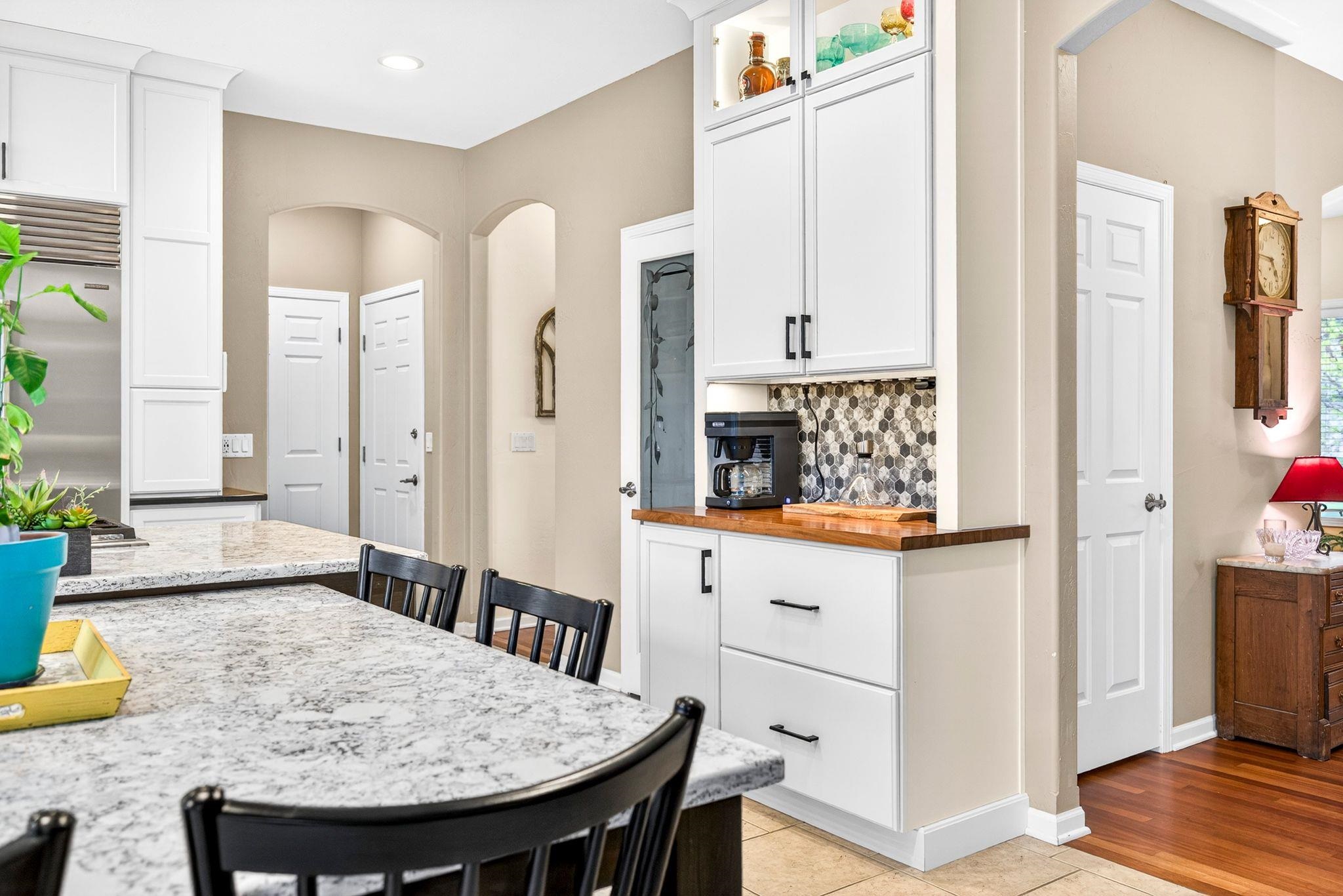 325 E STRATFORD Lane