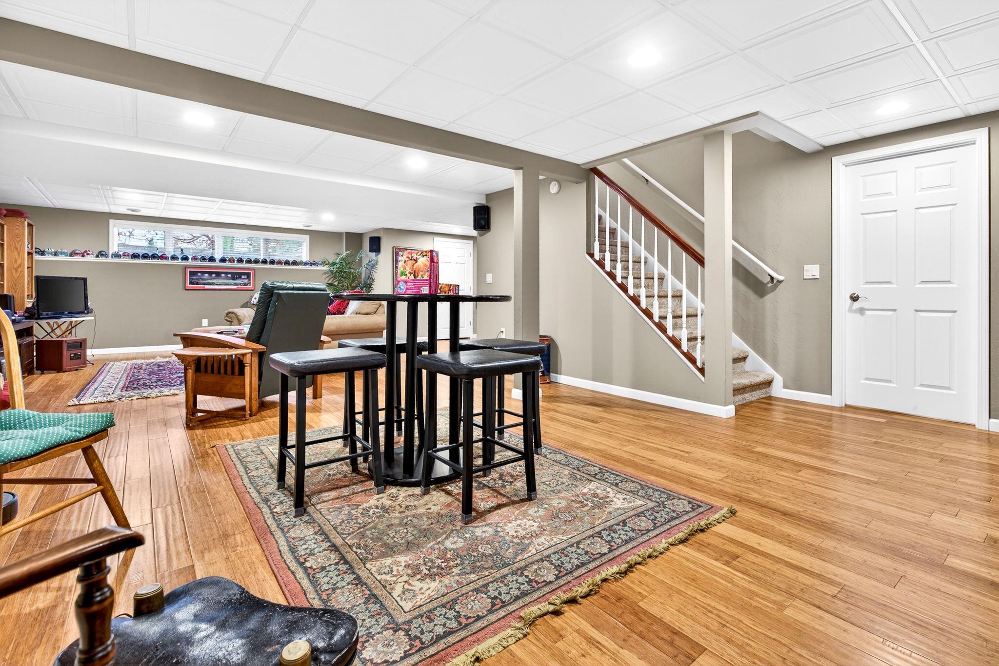 325 E STRATFORD Lane