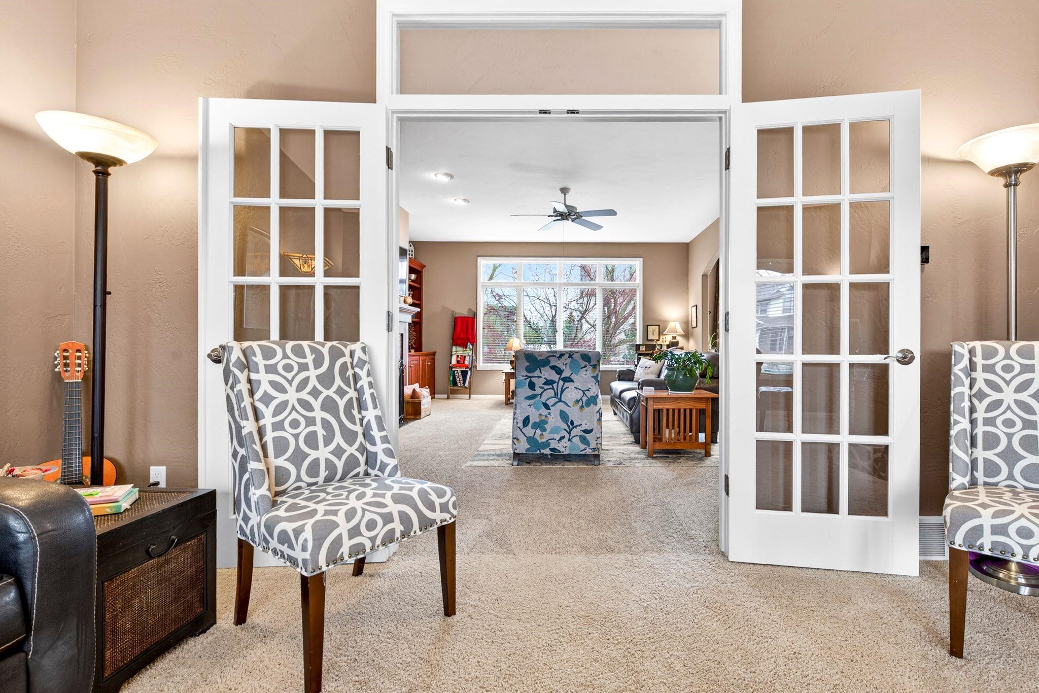 325 E STRATFORD Lane