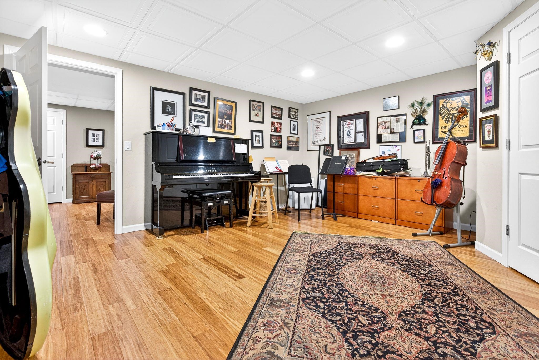 325 E STRATFORD Lane