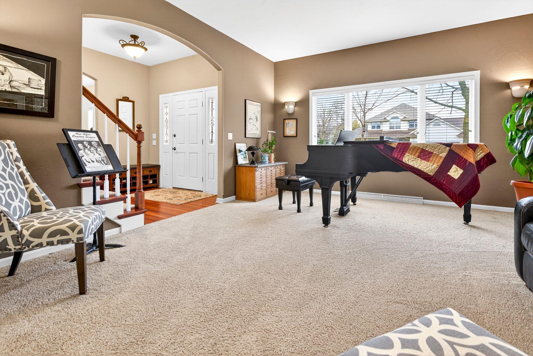 325 E STRATFORD Lane