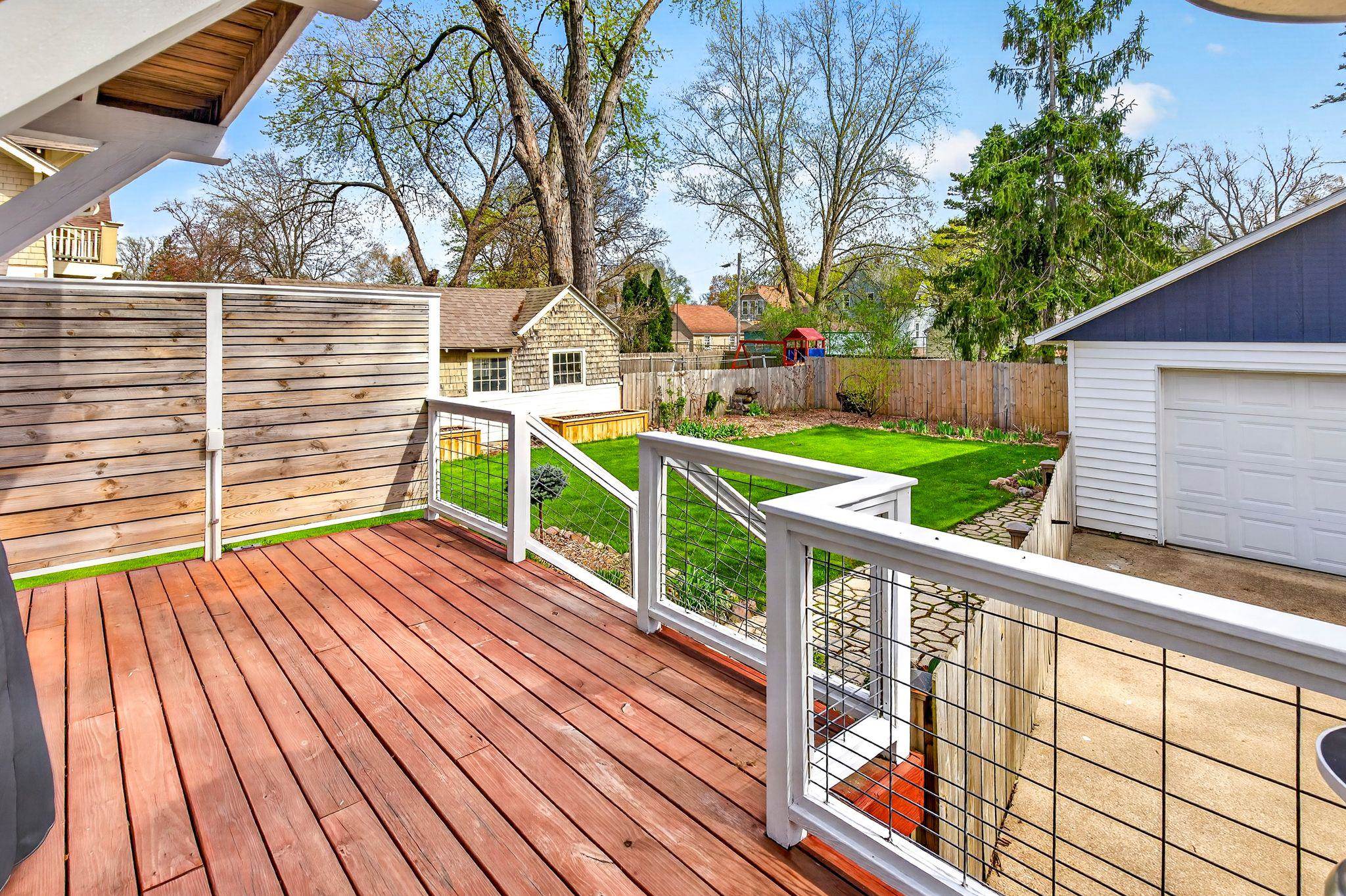 1229 W LAWRENCE Street