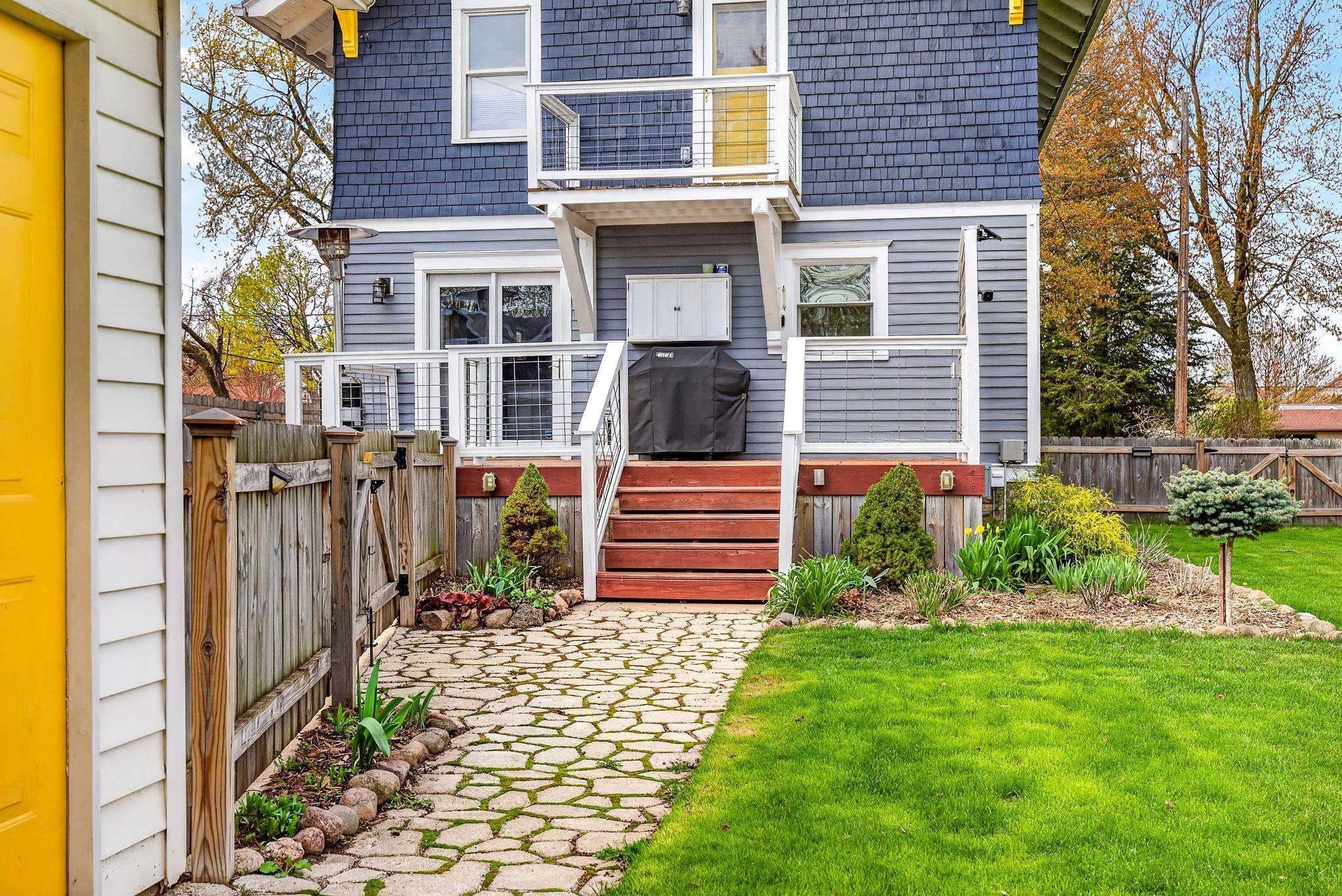 1229 W LAWRENCE Street
