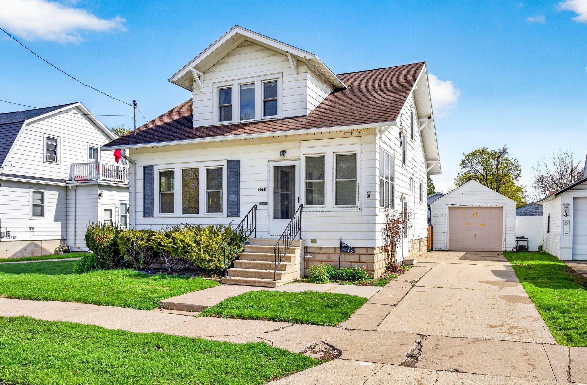 1068 CAROLINE Street