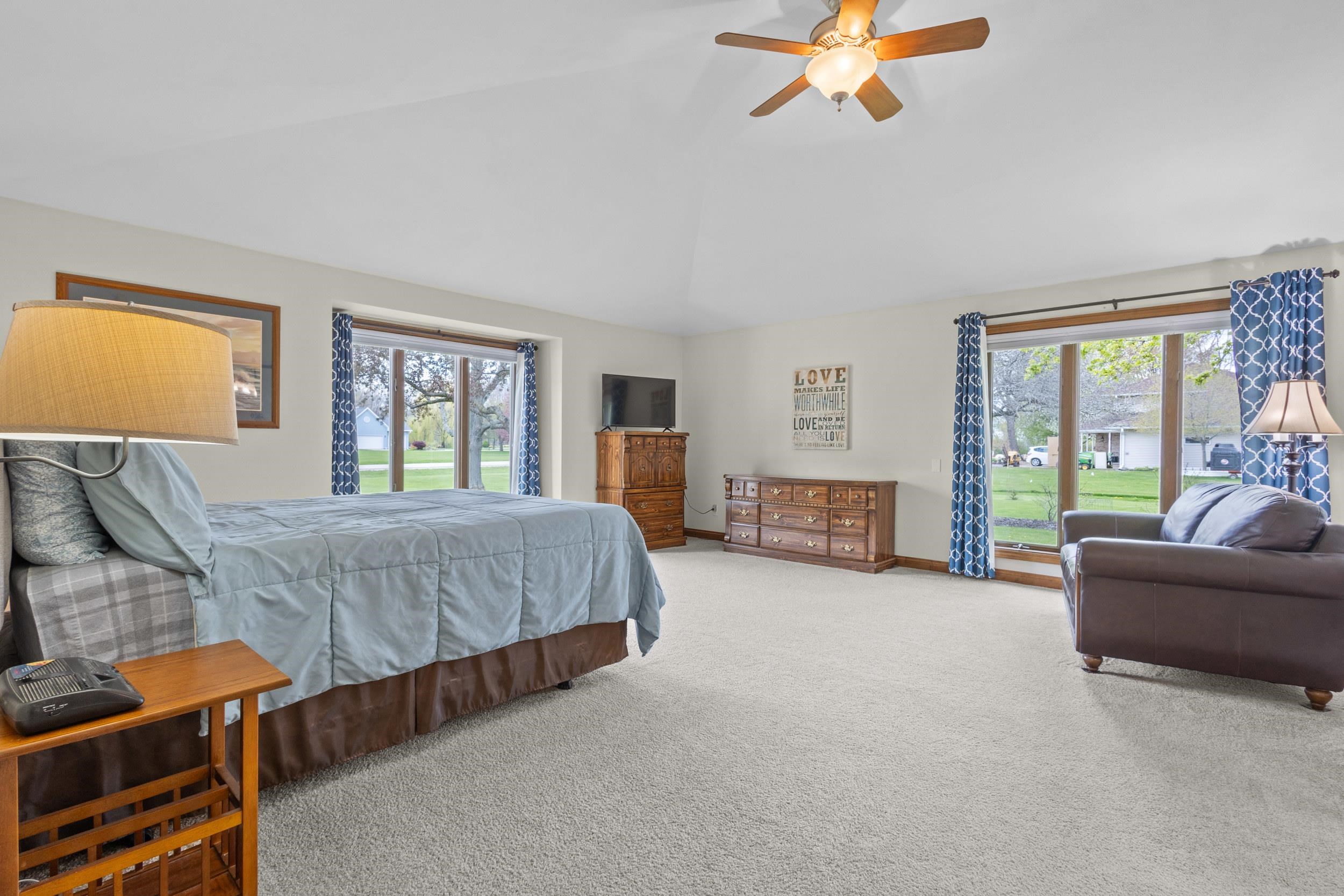 3022 FAIRWINDS Drive