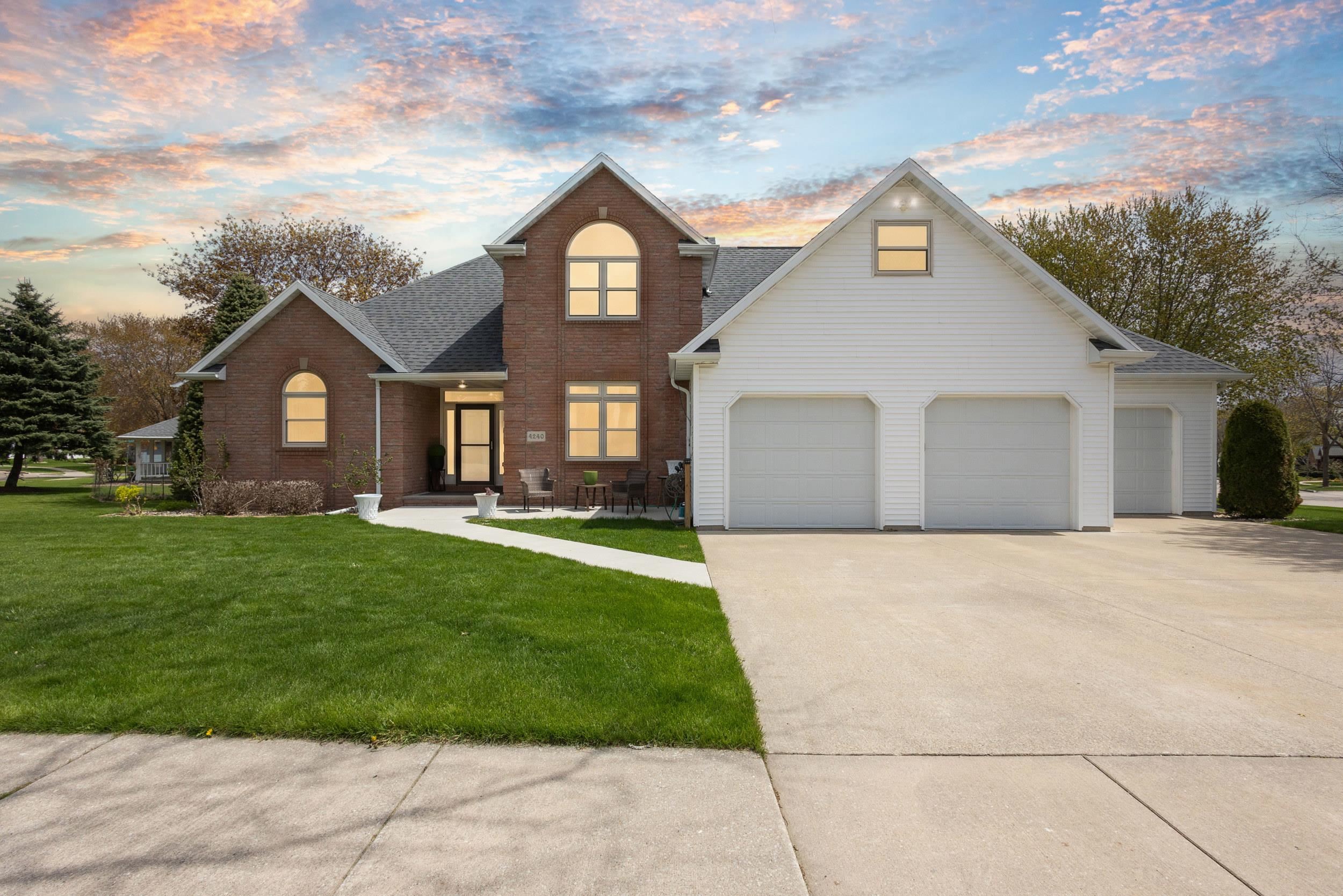 4240 N WEDGEWOOD Drive