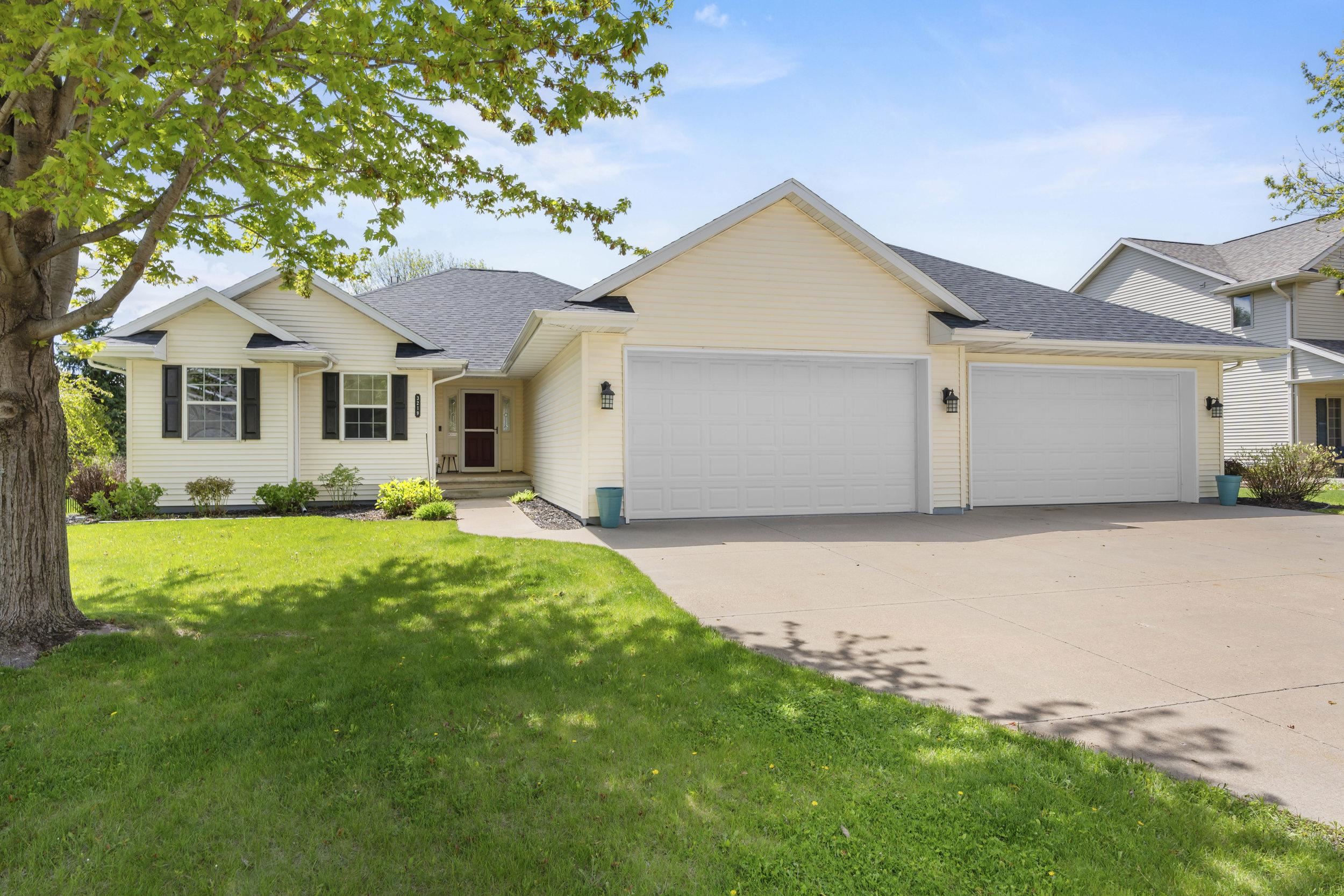 3219 E FALLCREEK Lane