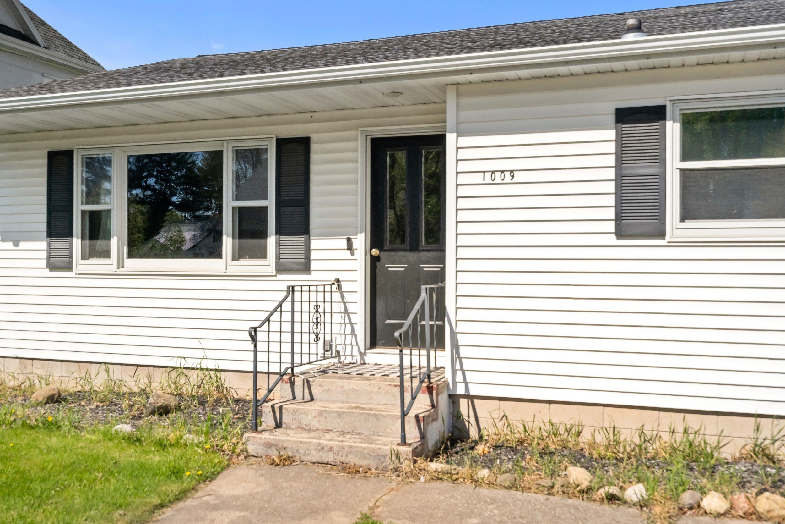1009 S PEARL Street