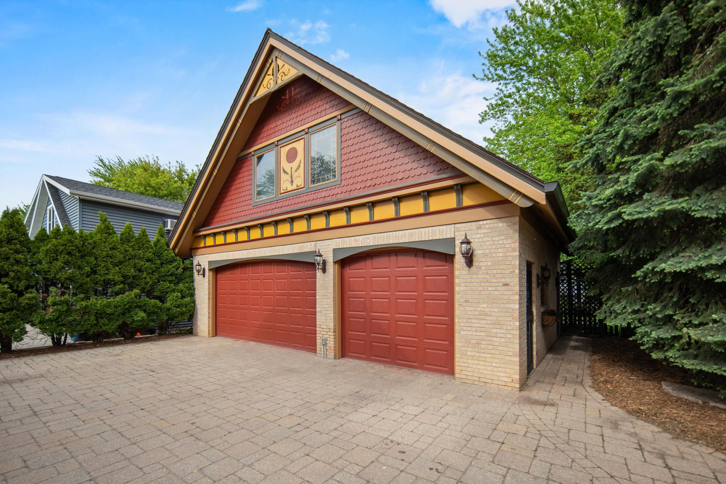 348 NAYMUT Street