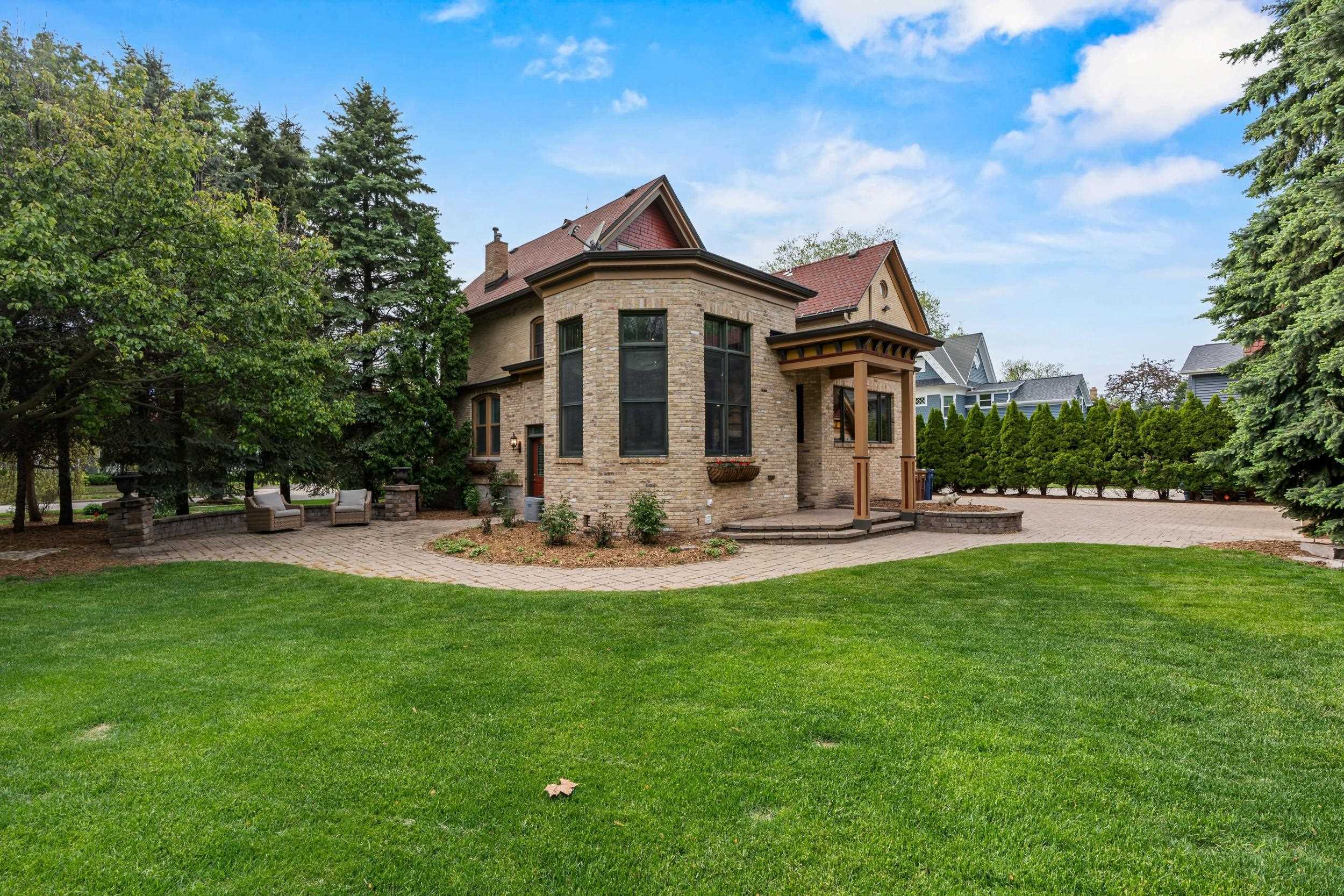 348 NAYMUT Street