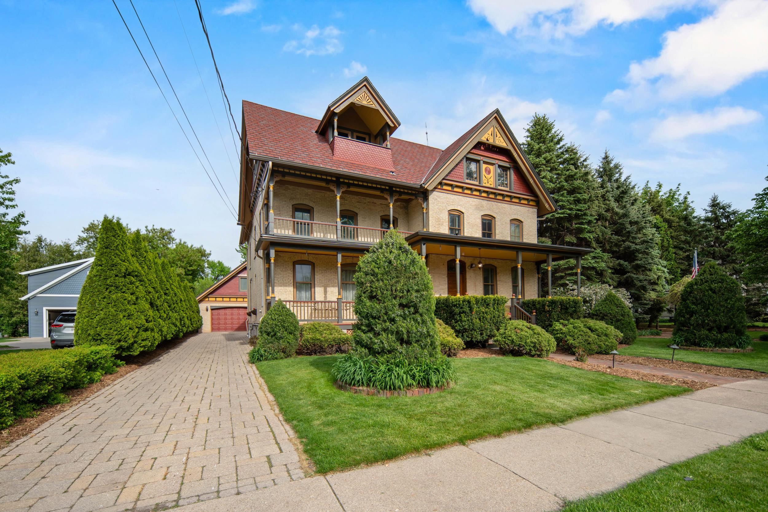 348 NAYMUT Street
