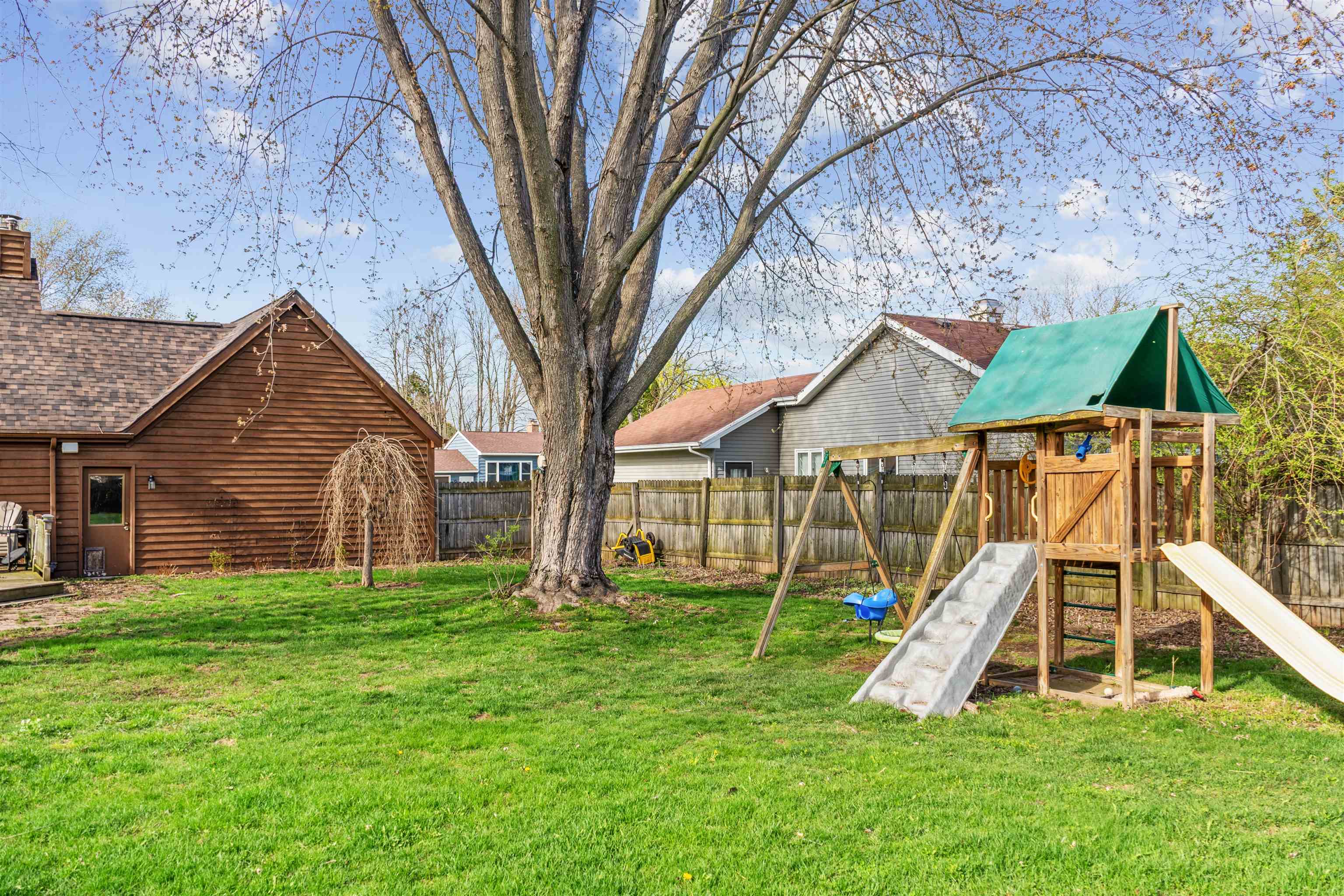 3033 E CANARY Street