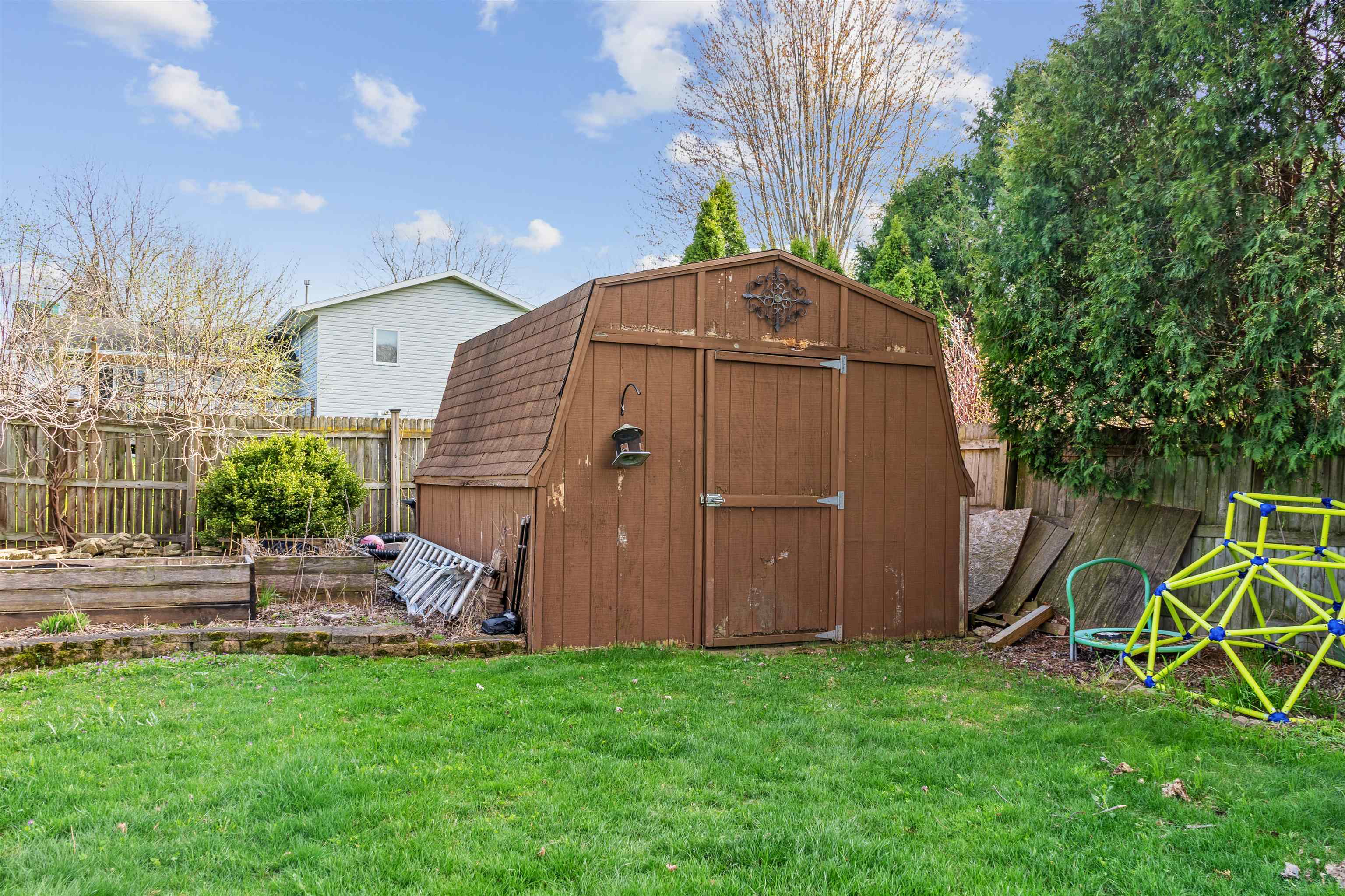 3033 E CANARY Street