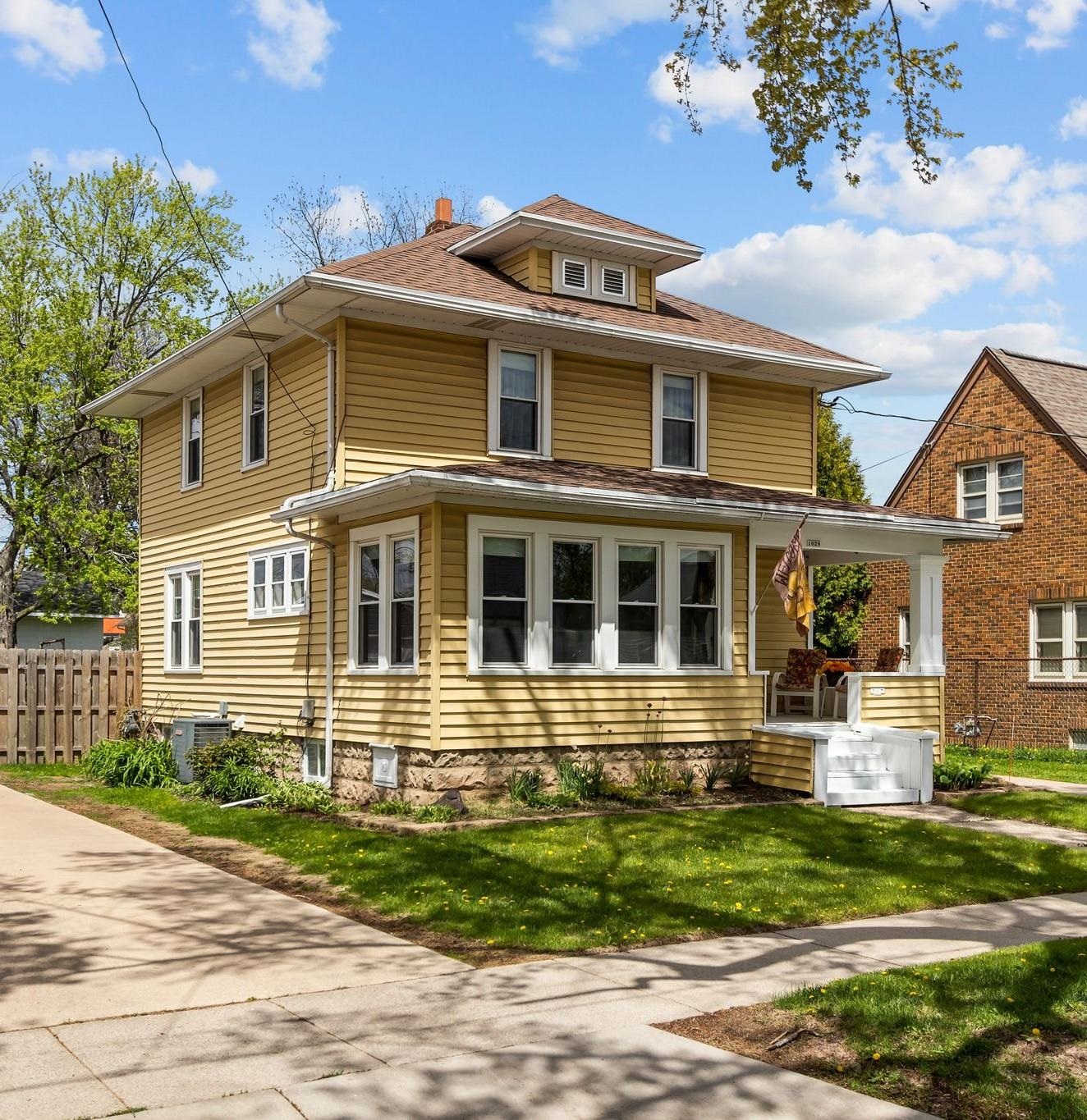 1028 W SUMMER Street