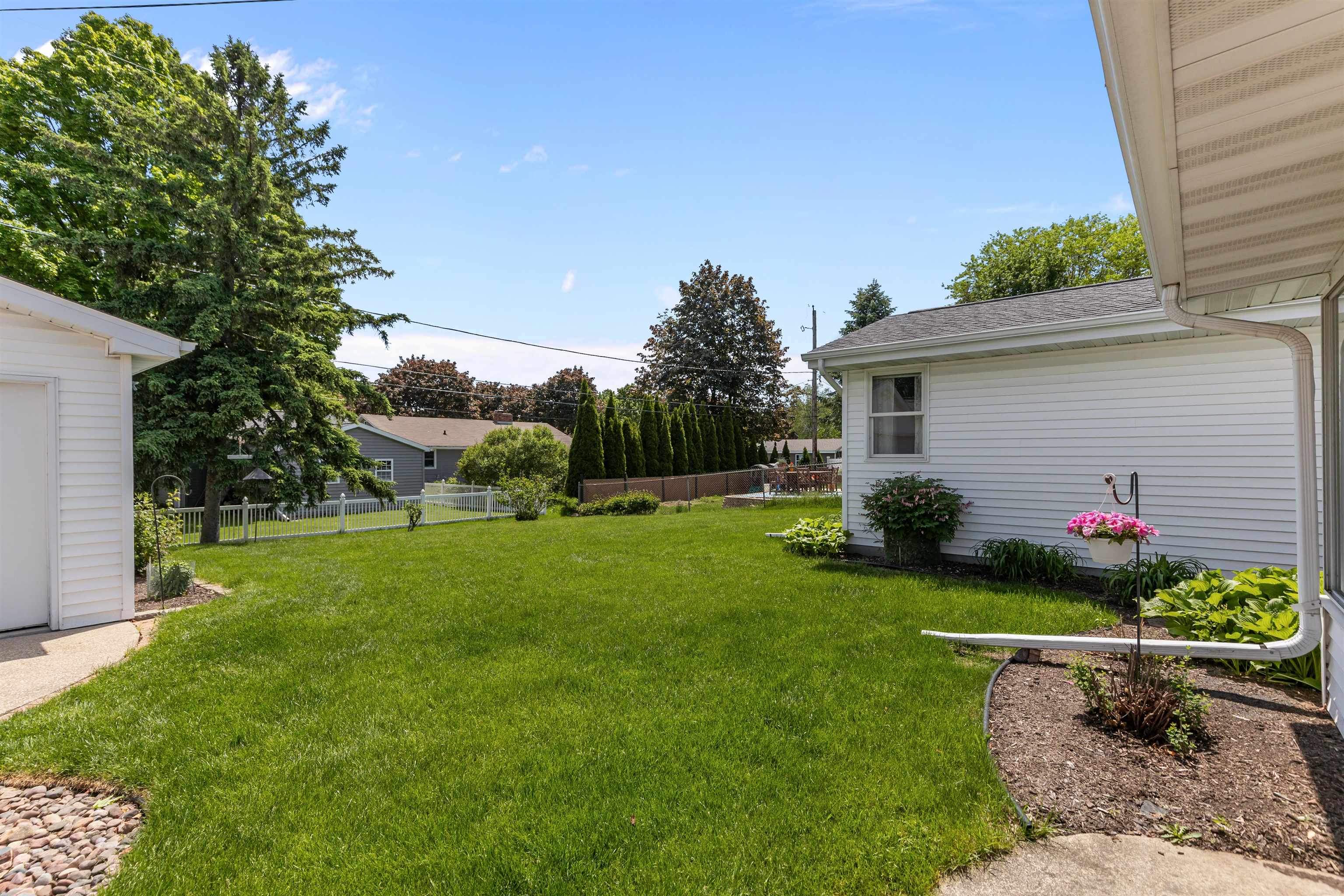 2714 N ELMWOOD Court