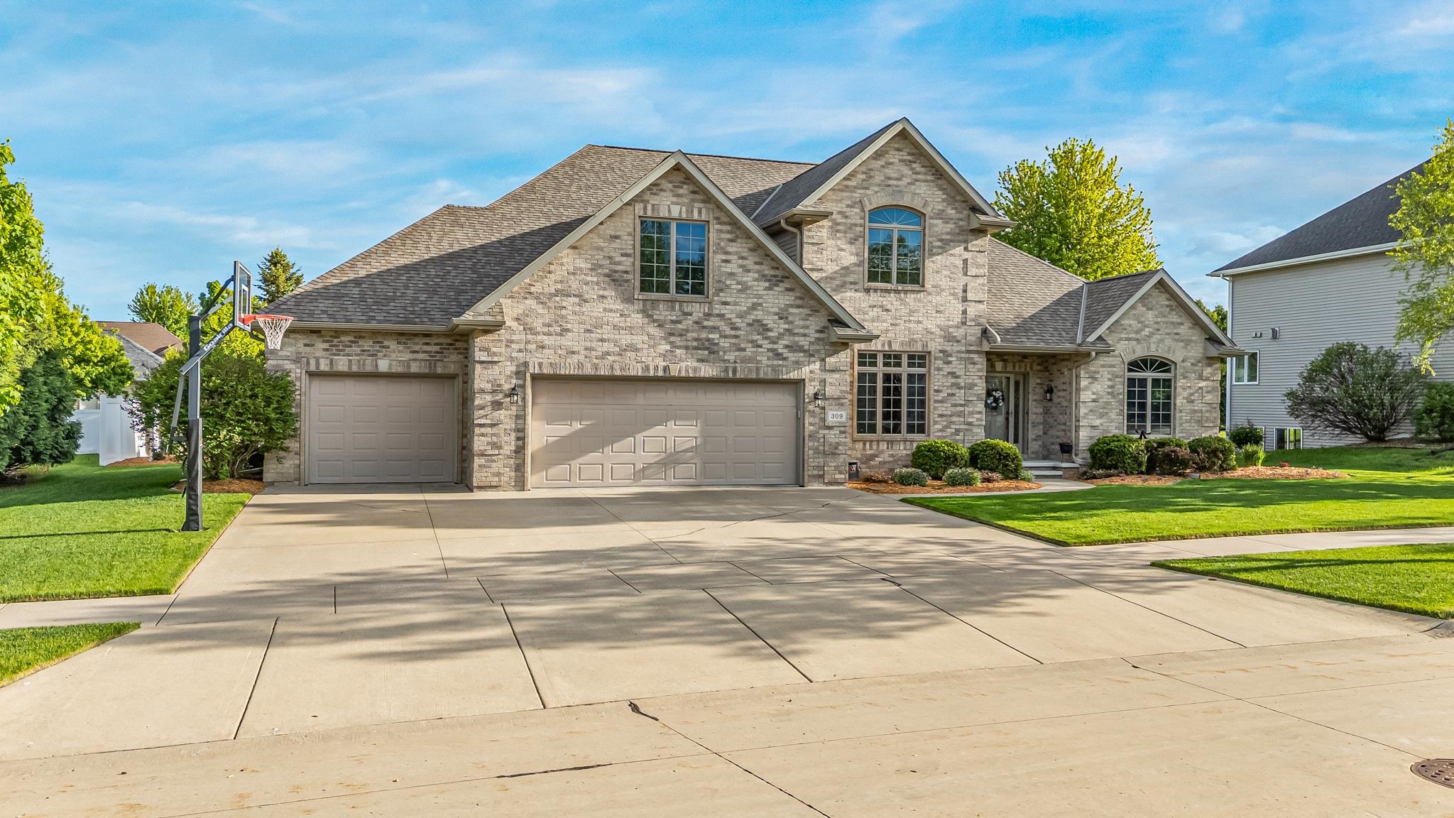 309 E STRATFORD Lane