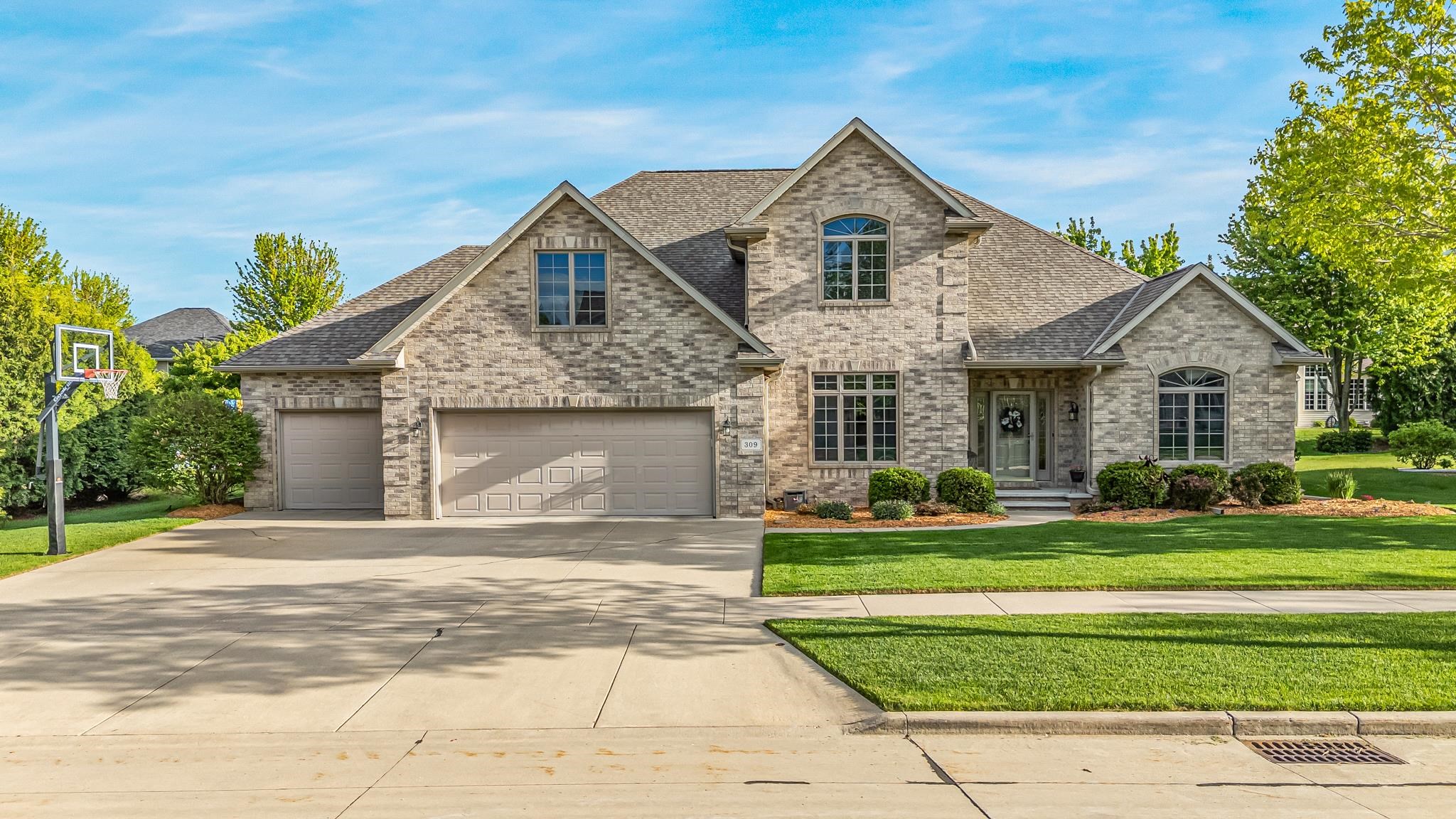 309 E STRATFORD Lane