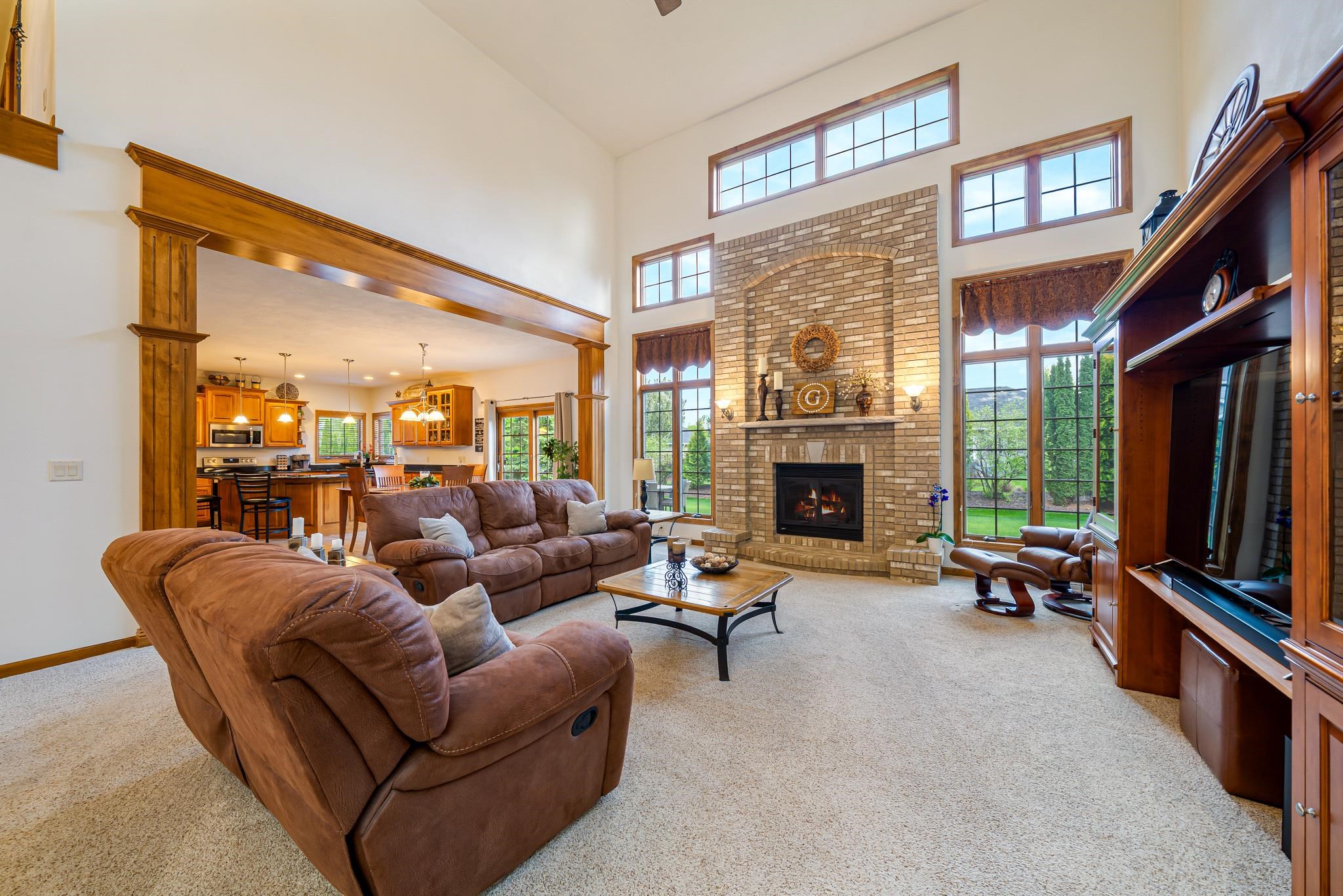 309 E STRATFORD Lane