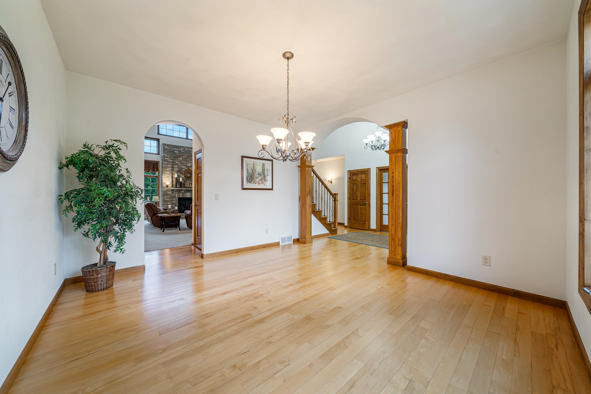 309 E STRATFORD Lane